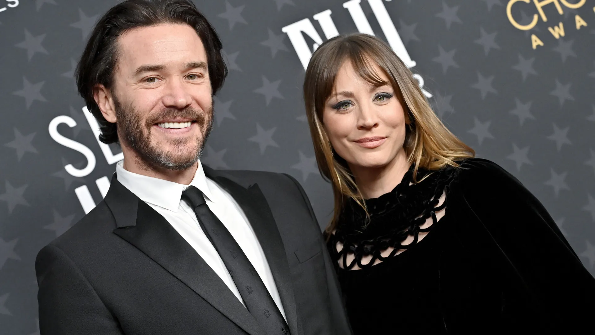 
                    Kaley Cuoco e o noivo dormem em quartos separados (e há uma razão)
                