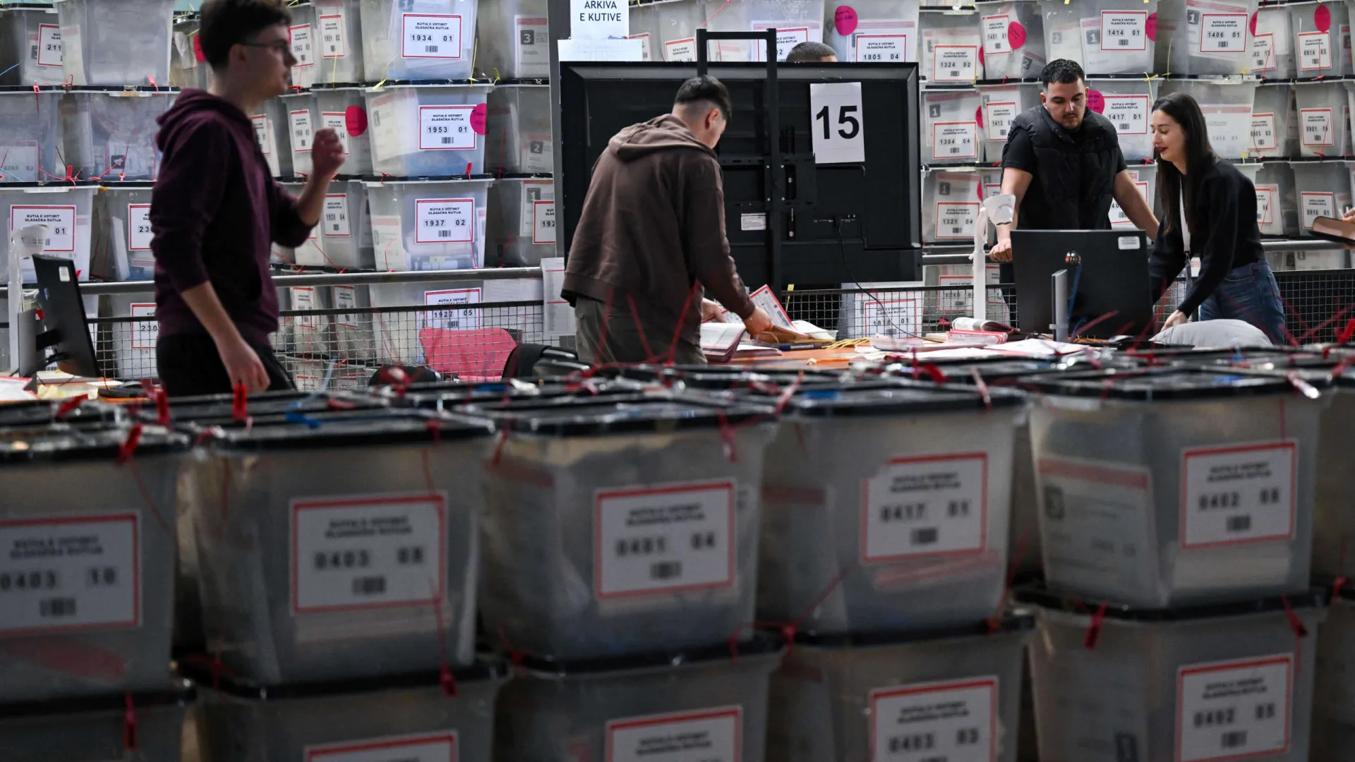 
                    Novo parlamento do Kosovo reuniu-se pela primeira vez após eleições 
                