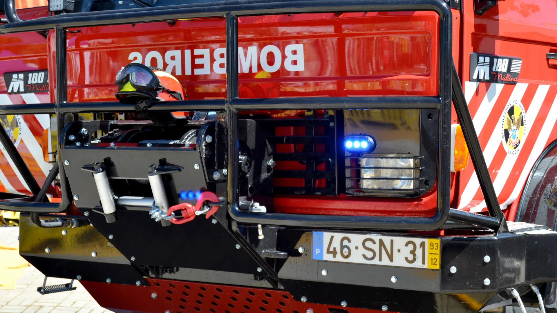 
                    Fábrica de baterias de lítio consumida pelas chamas em Matosinhos
                