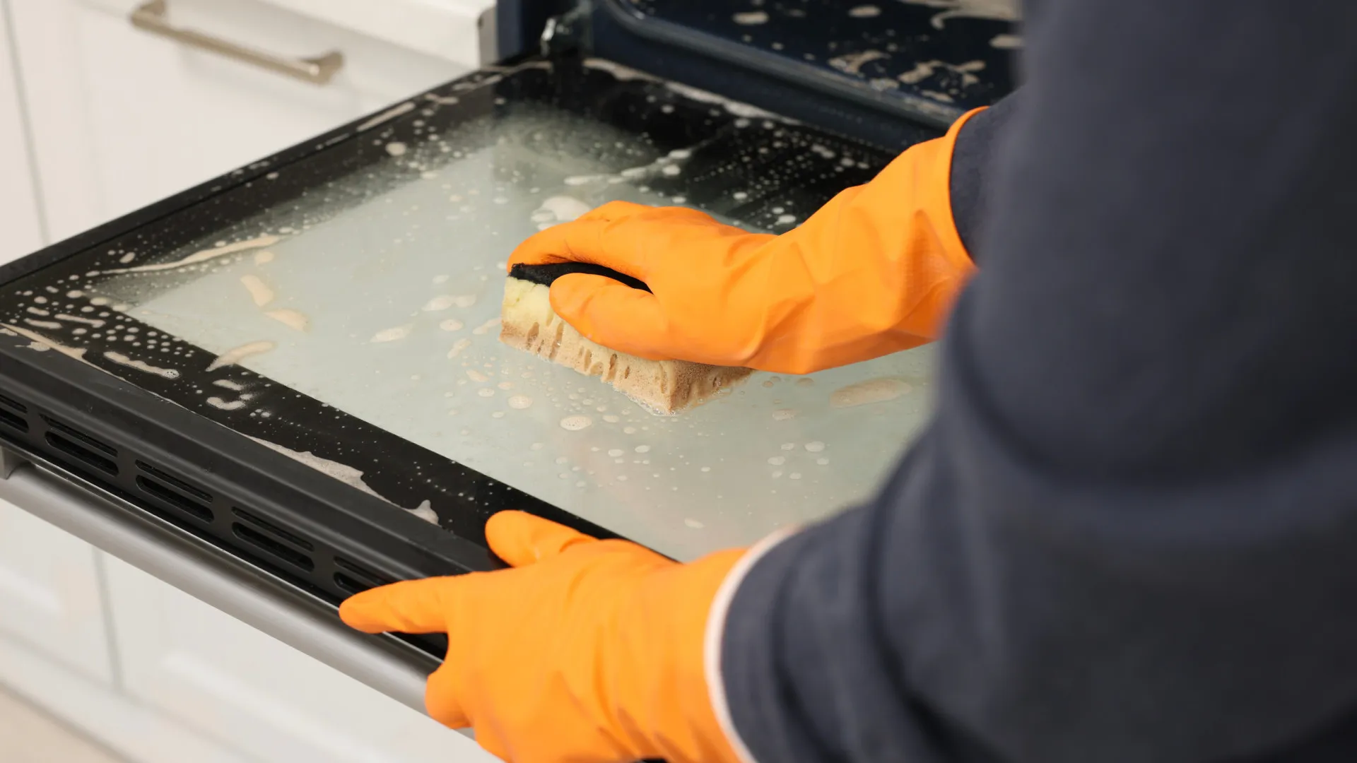 
                    Como limpar a porta do forno sem a riscar (e com produtos baratos)
                