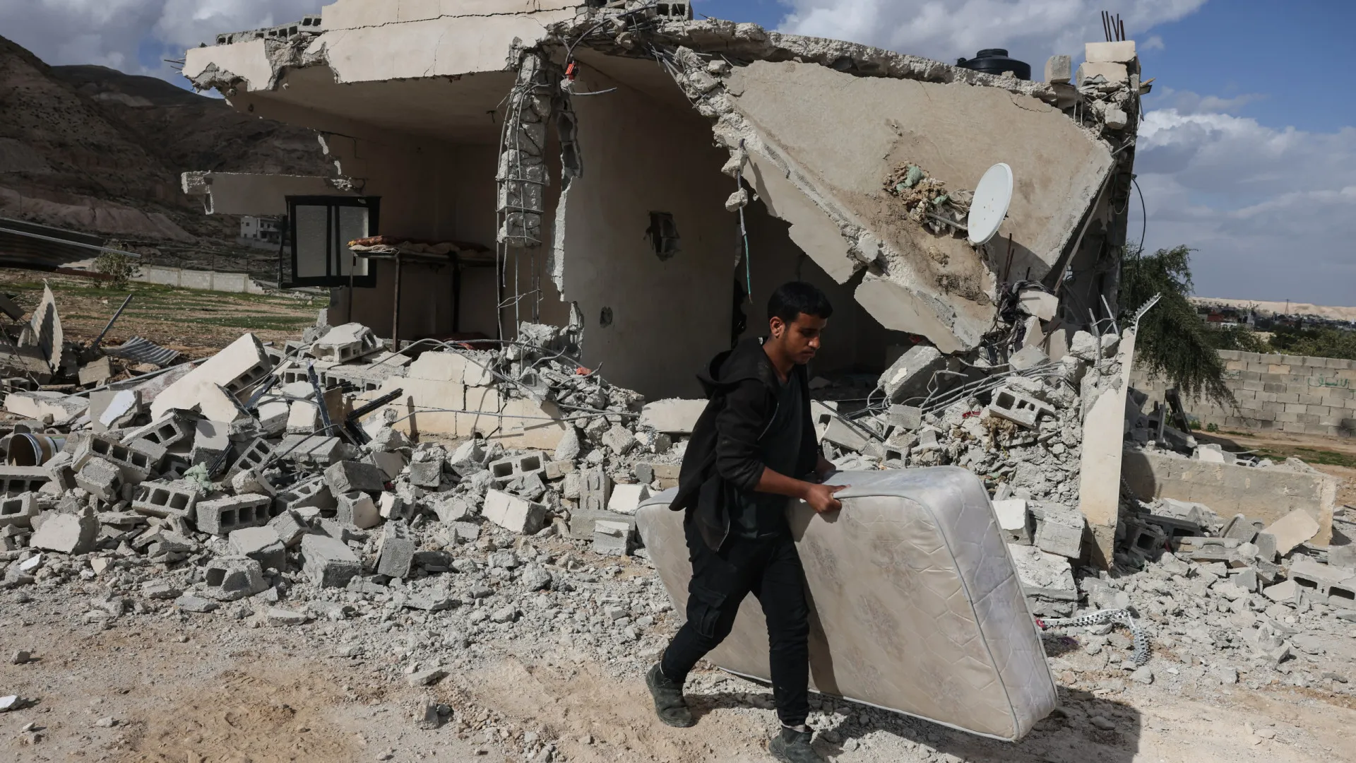 
                    Mais de 36.000 palestinianos deslocados face à violência na Cisjordânia
                