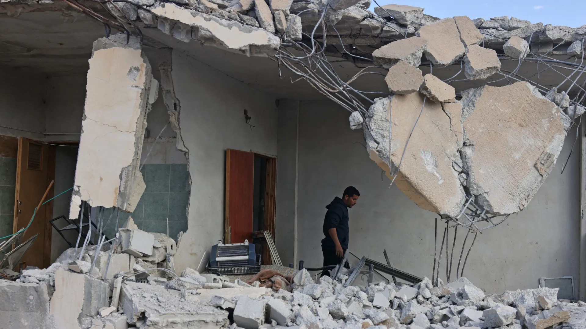 
                    Colonos israelitas destroem 15 casas palestinianas na Cisjordânia
                