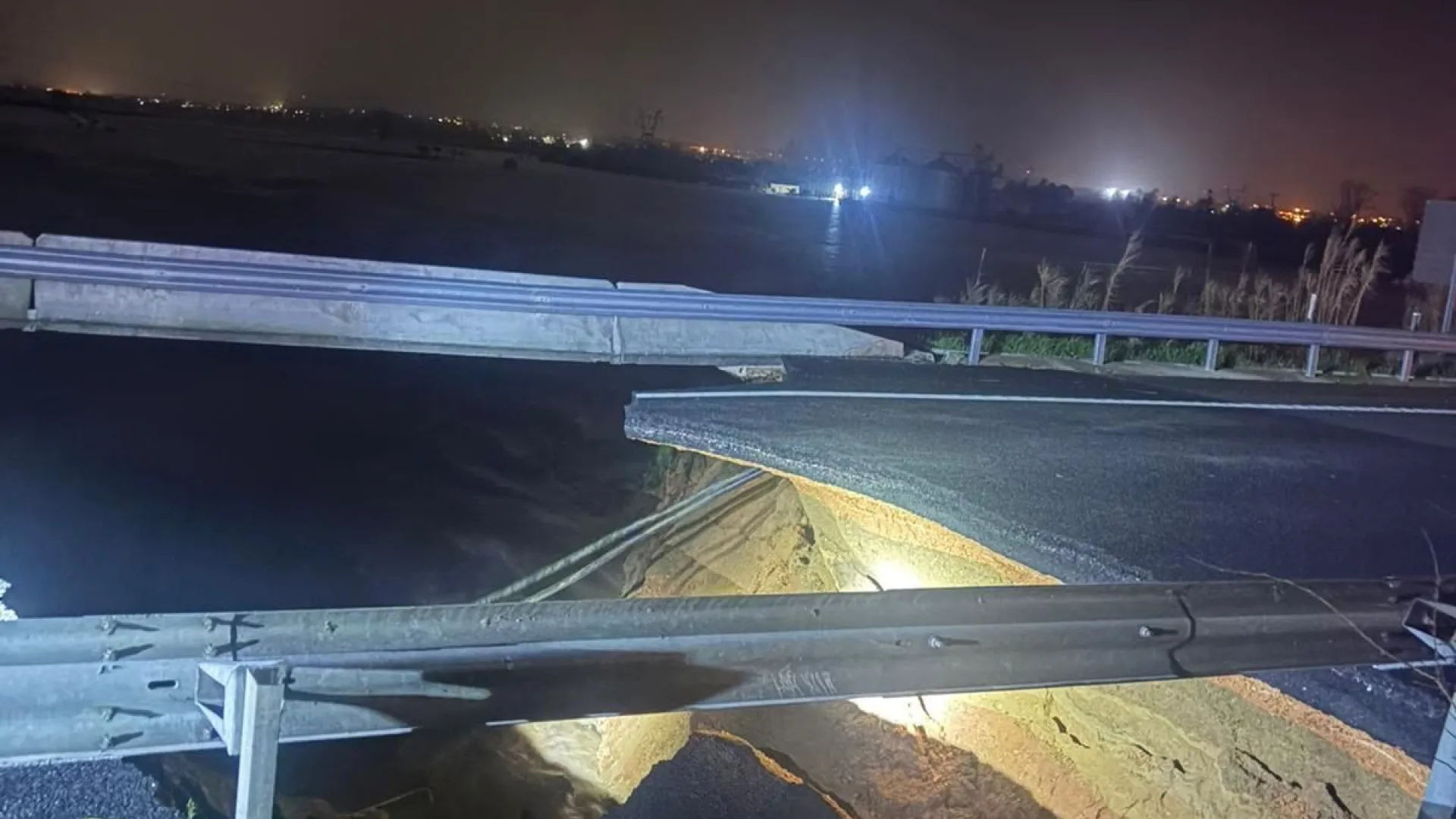 
                    Tabuleiro do viaduto da A1 em Coimbra desabou após dique rebentar
                