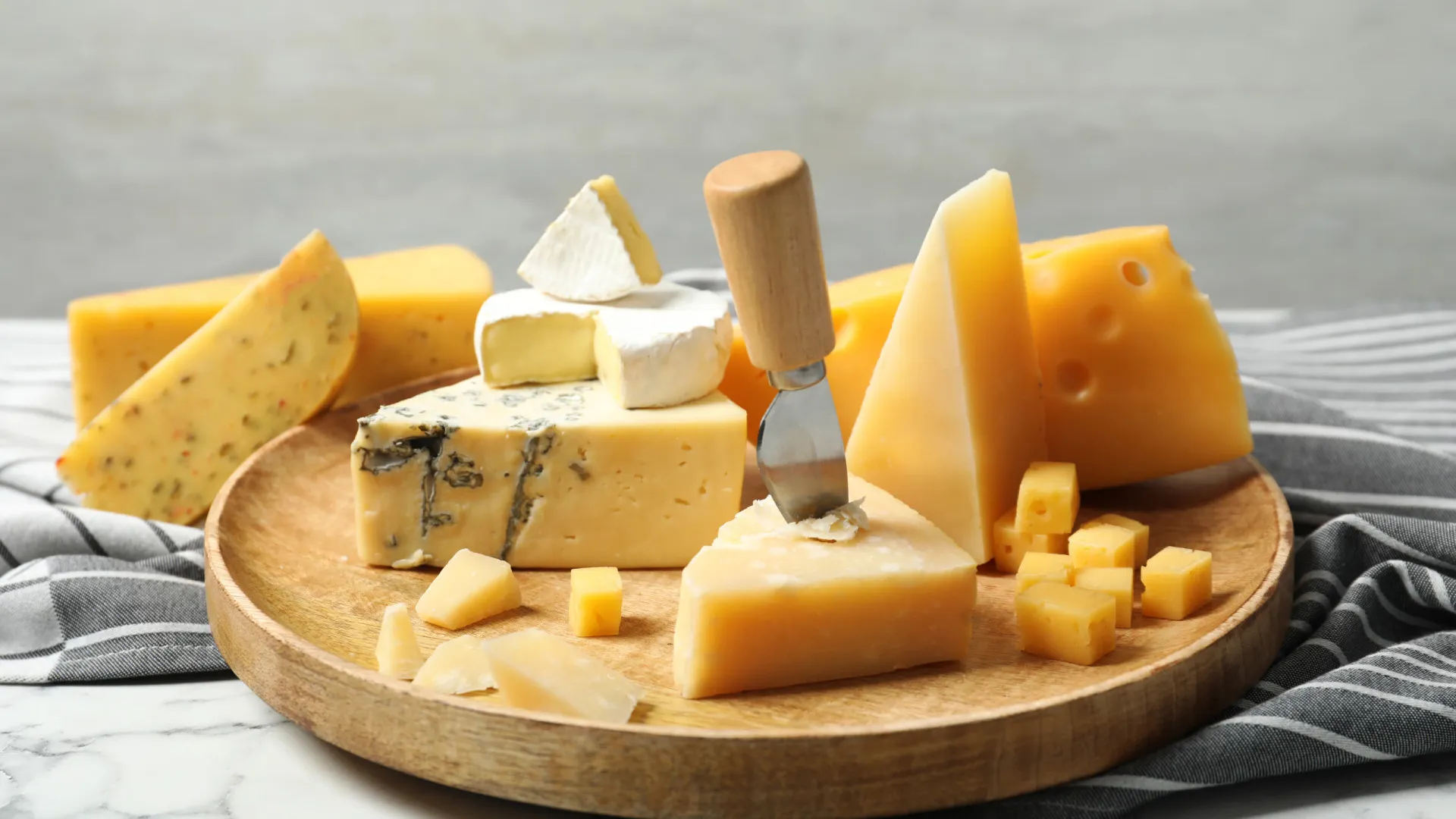 
                    Veja o que acontece à sua pressão arterial depois de comer queijo
                