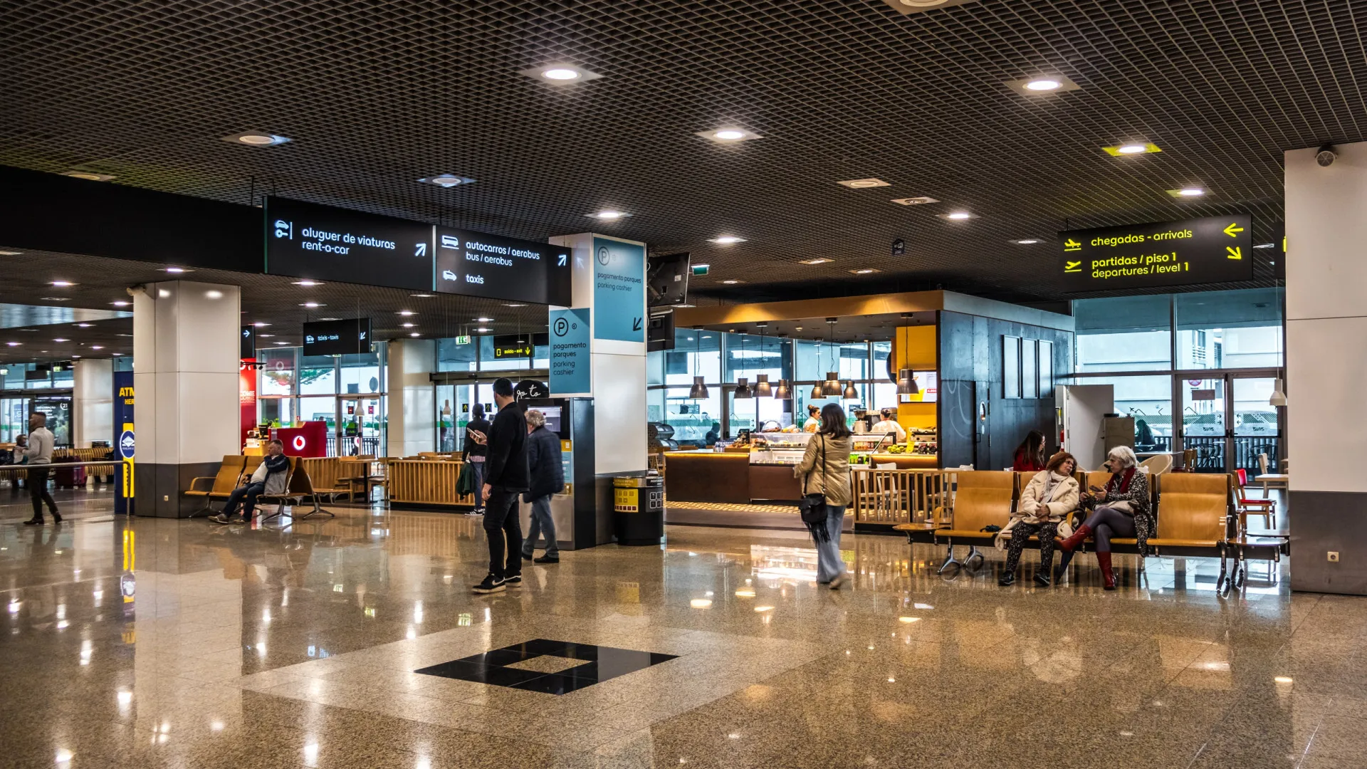 
                    Aeroportos da UE alertam para crise se estreito de Ormuz não reabrir
                