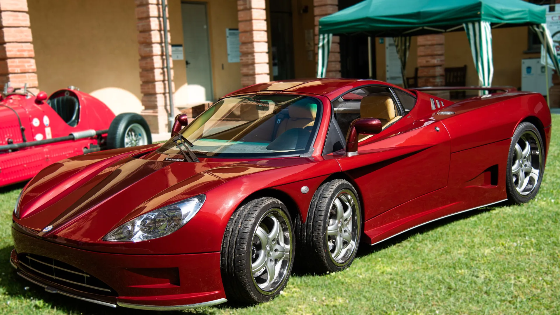 
                    Covini C6W. O peculiar supercarro de 440 cv com seis rodas
                