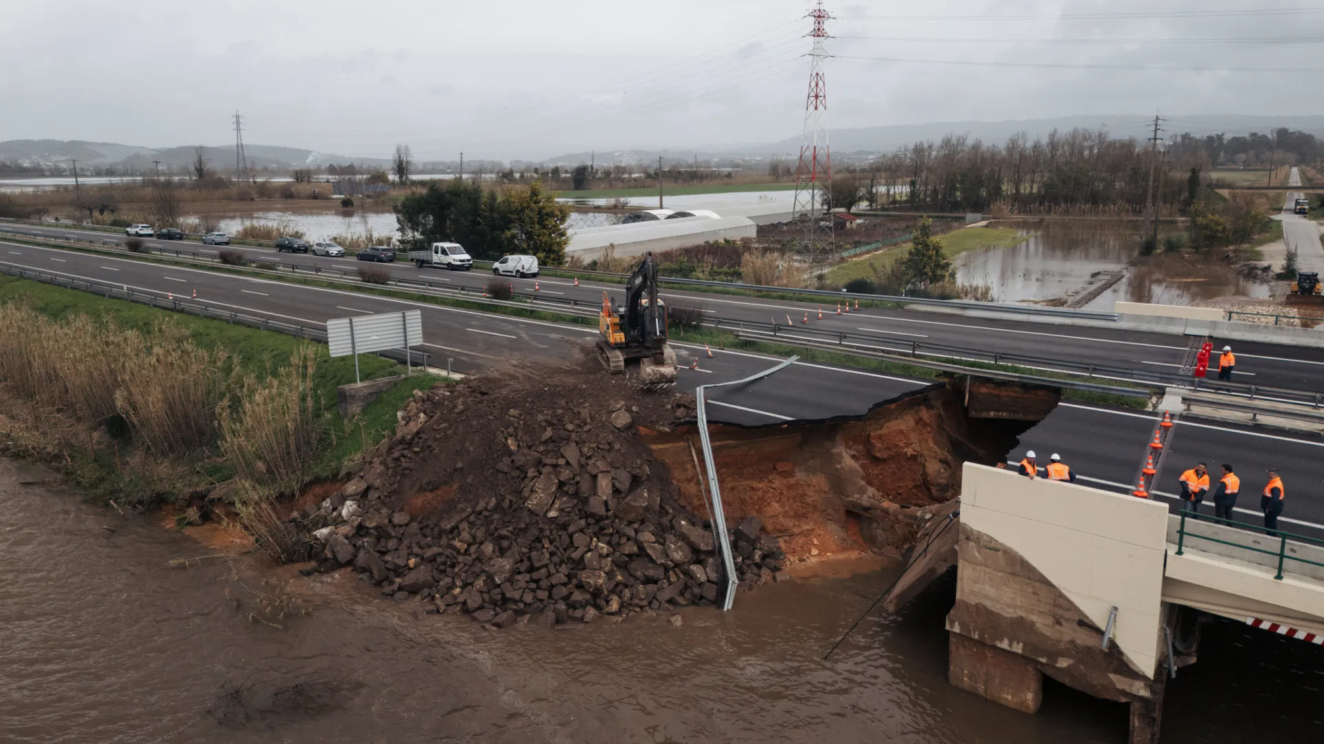 
                    Obras em troço da A1 que desabou 