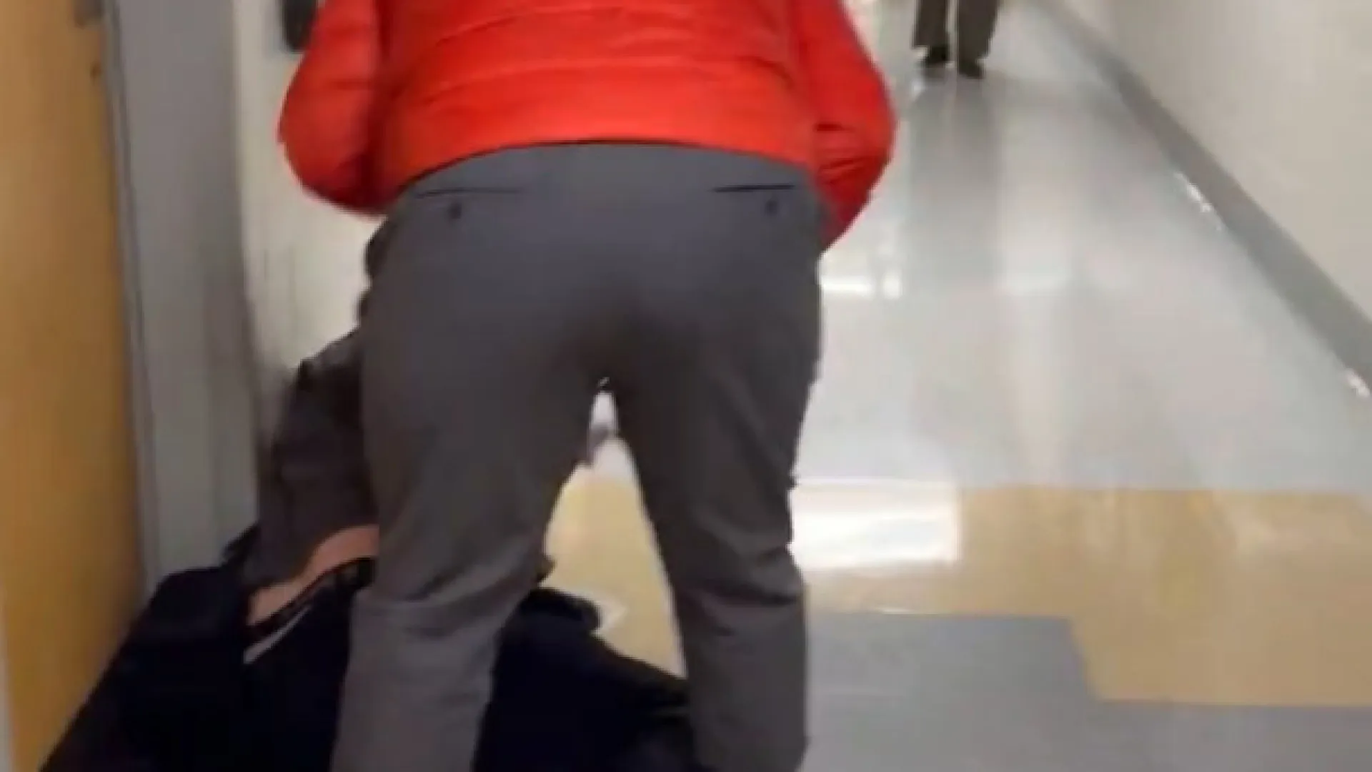 
                    Professor suspenso após agredir jornalista na Universidade de Ohio
                