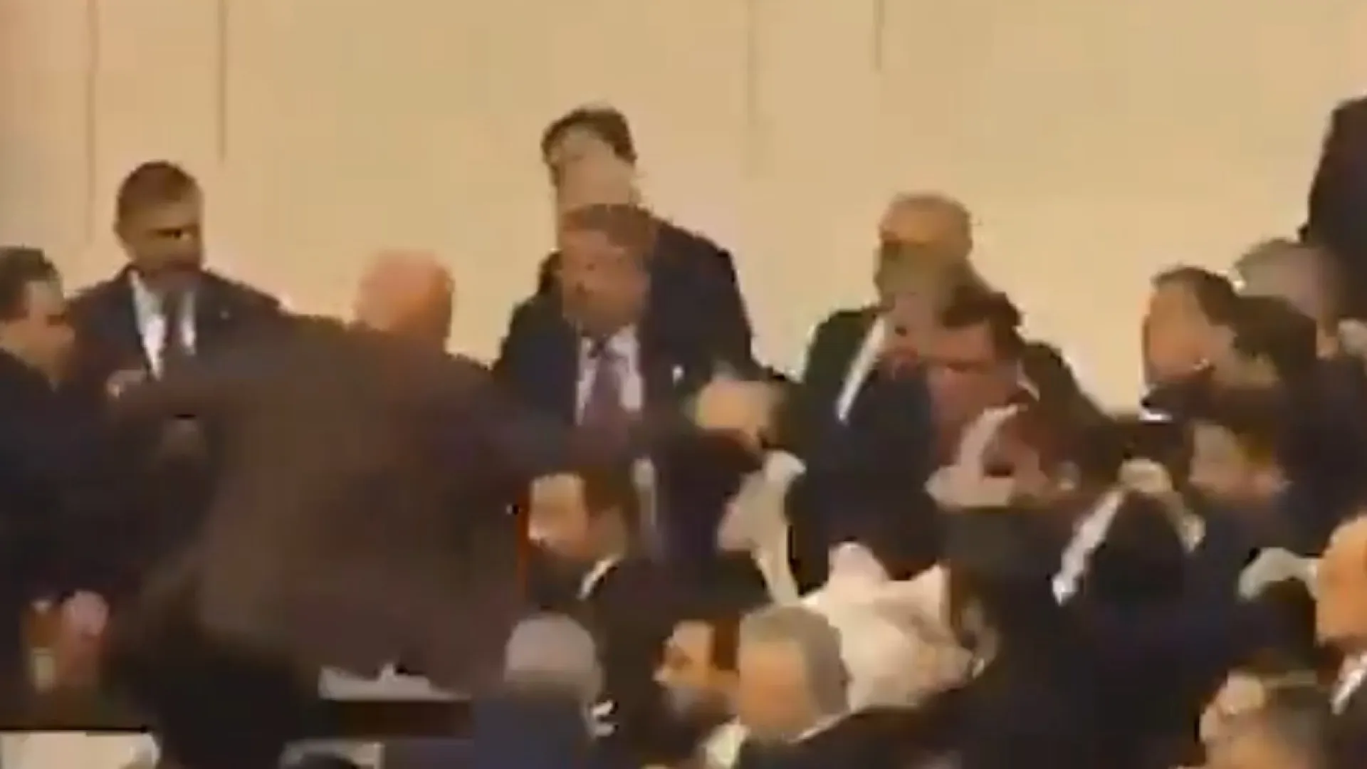 
                    Agressões no parlamento turco durante tomada de posse de ministro. Veja
                