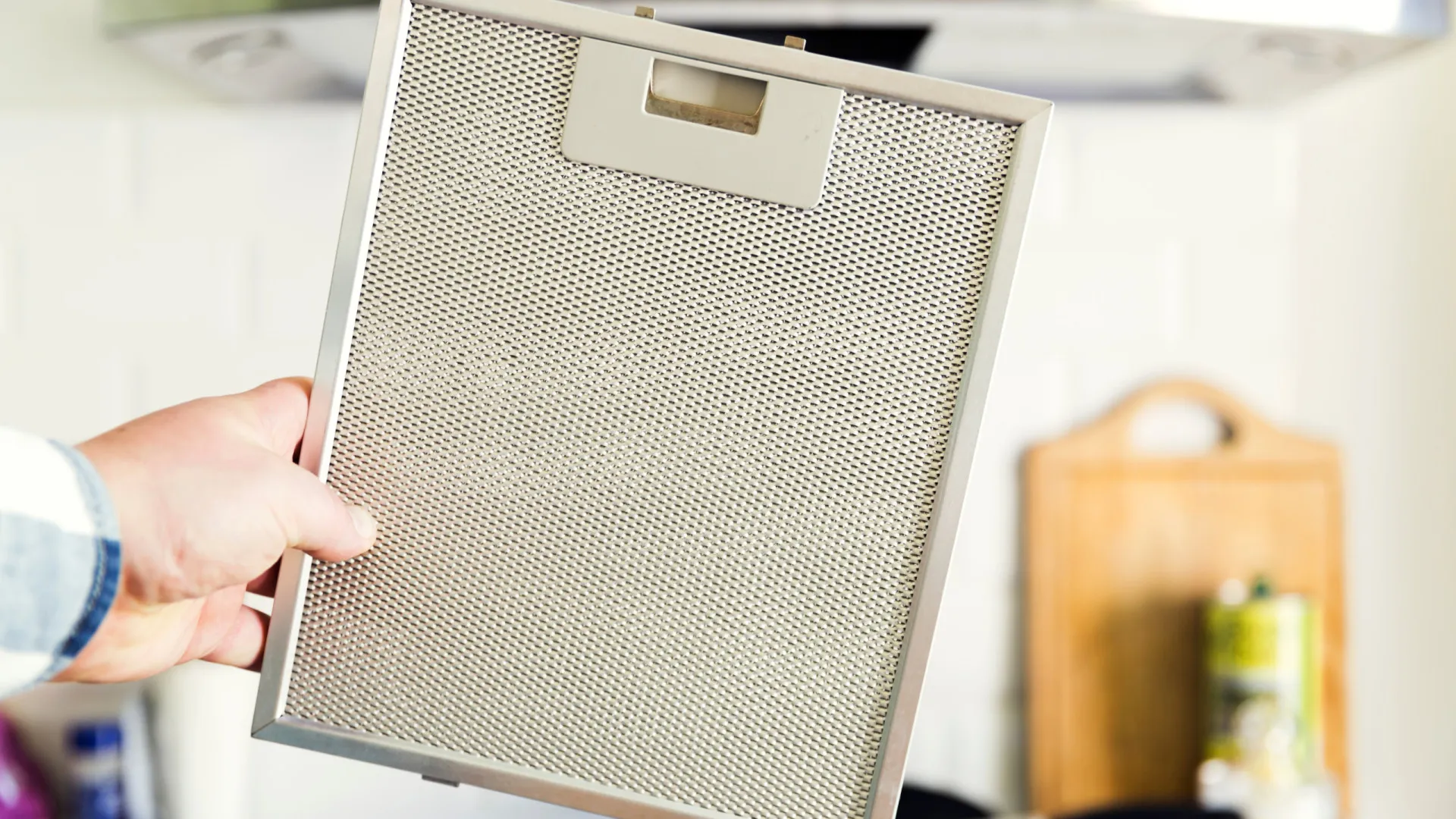 
                    Como limpar os filtros do exaustor da cozinha (não é preciso esfregar)
                