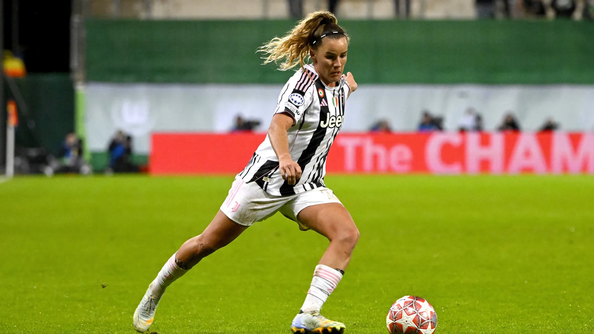 
                    Ana Capeta estreia-se pela Juventus com golo e assistência na Champions
                
