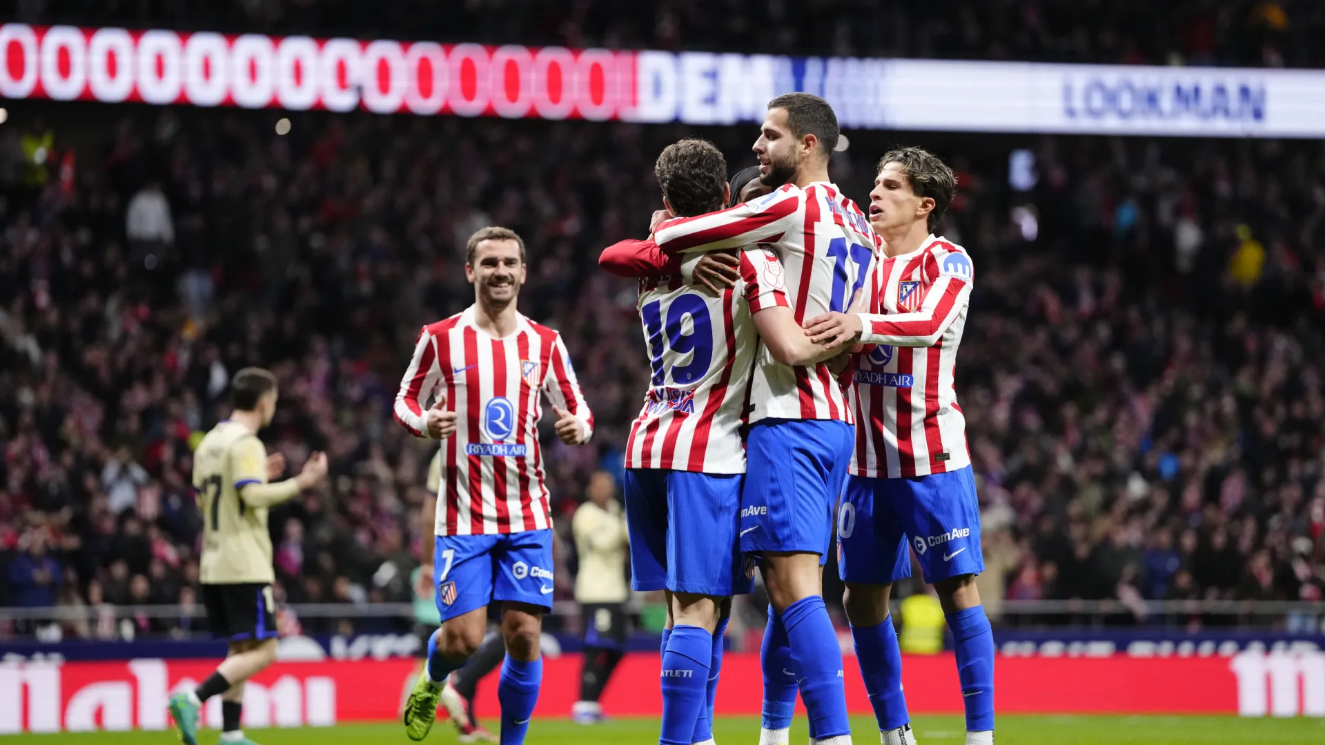 
                    Humilhação total. Atlético goleia Barcelona e tem pé e meio na final
                