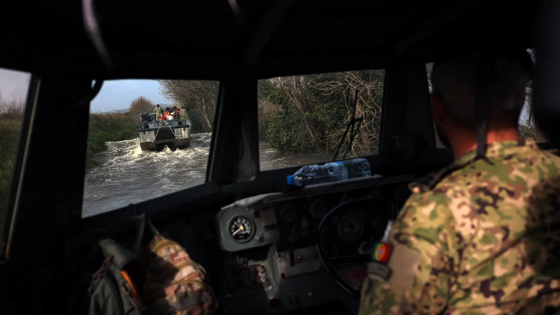 
                    Forças Armadas em ações para conter caudais e remover escombros
                