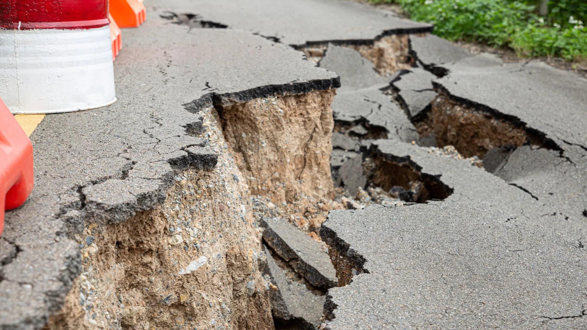 
                    Várias estradas estão a colapsar com o mau tempo em Portugal. Porquê?
                