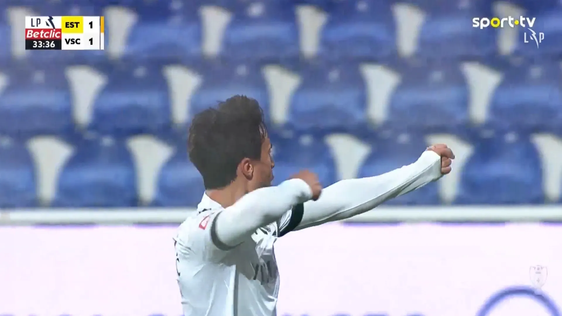 Como se marca um livre? Mitrovic ensina com o golo do mês na I Liga