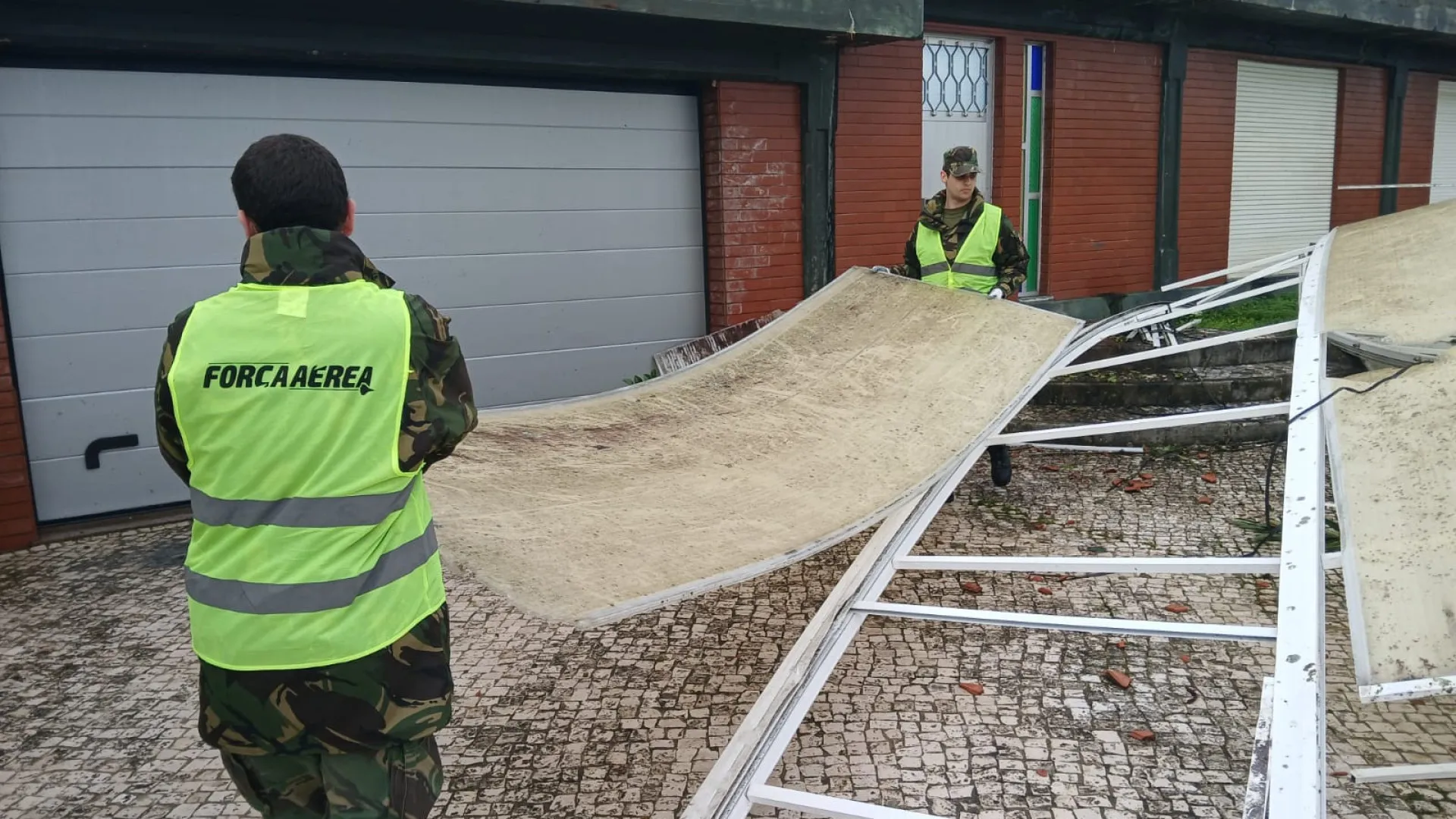 
                    Forças Armadas realizaram hoje 31 intervenções em coberturas de casas
                