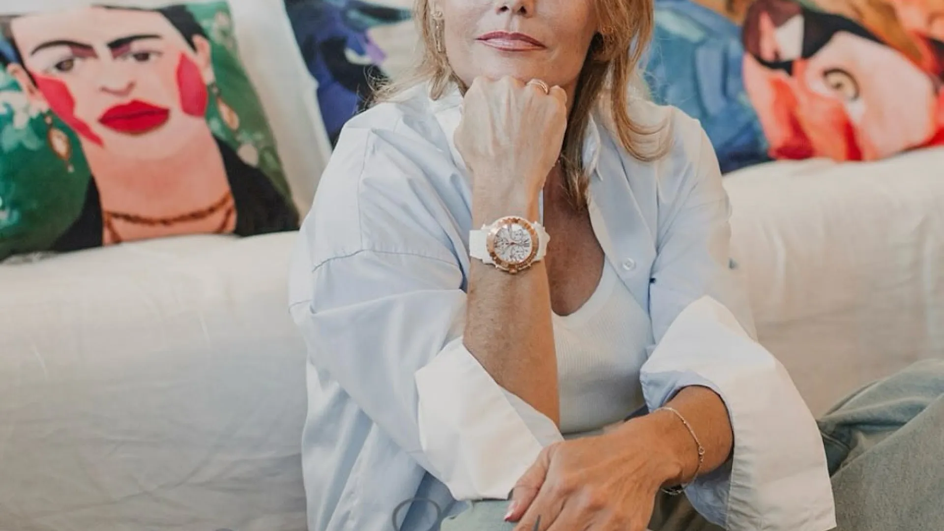 
                    Mulher que perdeu 830 mil euros em falsa relação com Pitt processa bancos
                