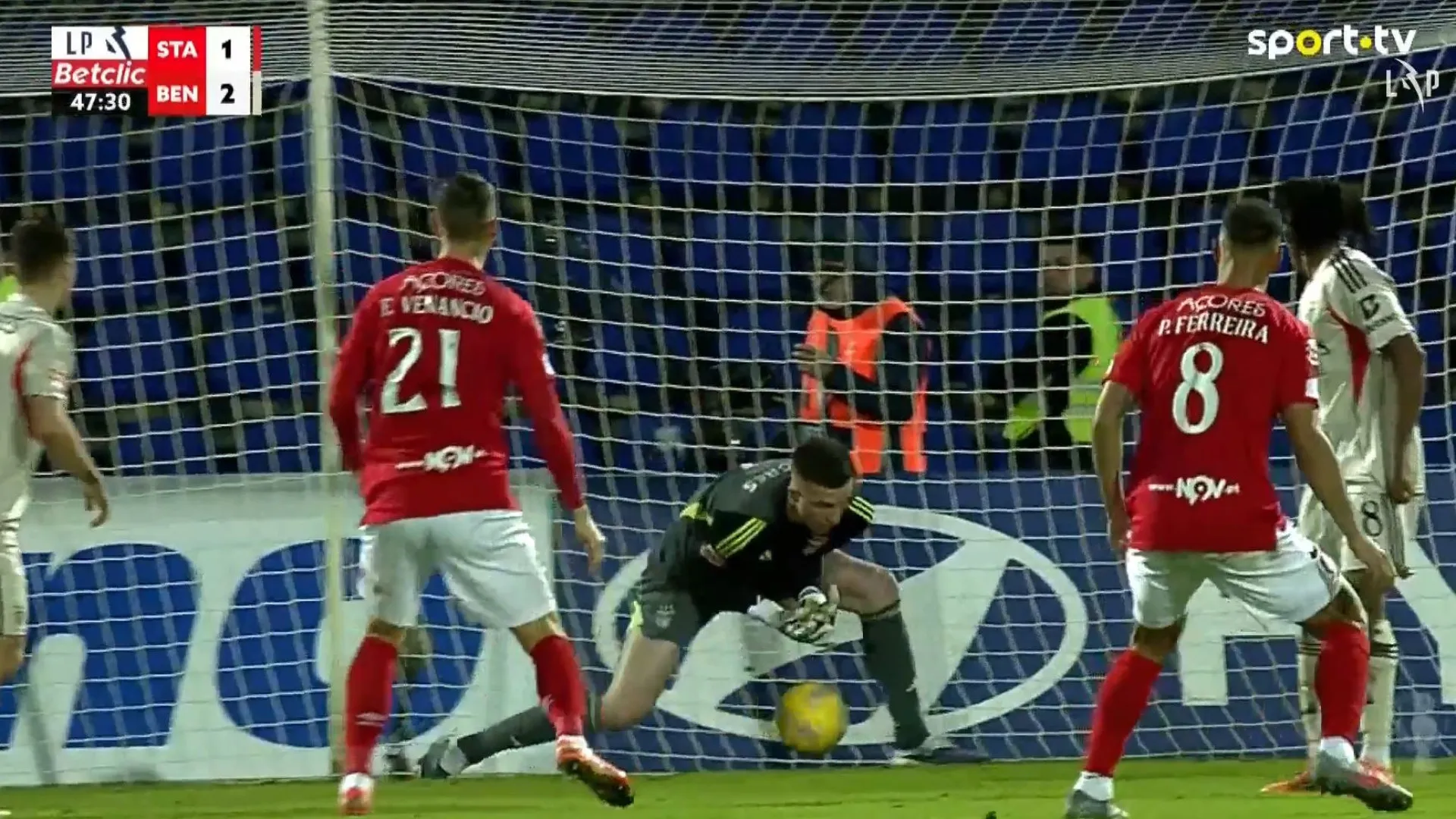 O que se passou? Ex-FC Porto rematou e Trubin... 'frangou' pelo Benfica