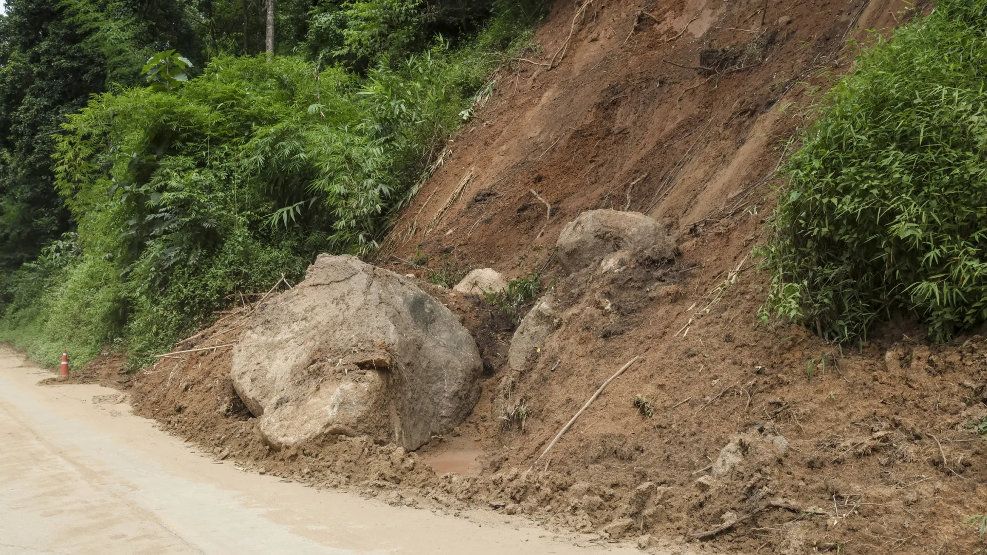 
                    Deslizamento em Cabeceiras de Basto faz ruir casa e fecha ecopista
                