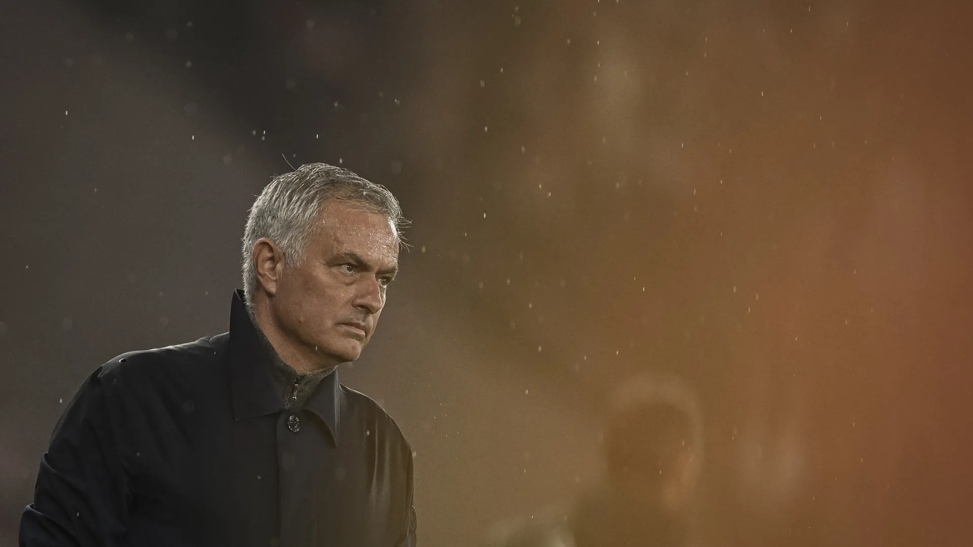 
                    Mourinho reage à arbitragem: 
