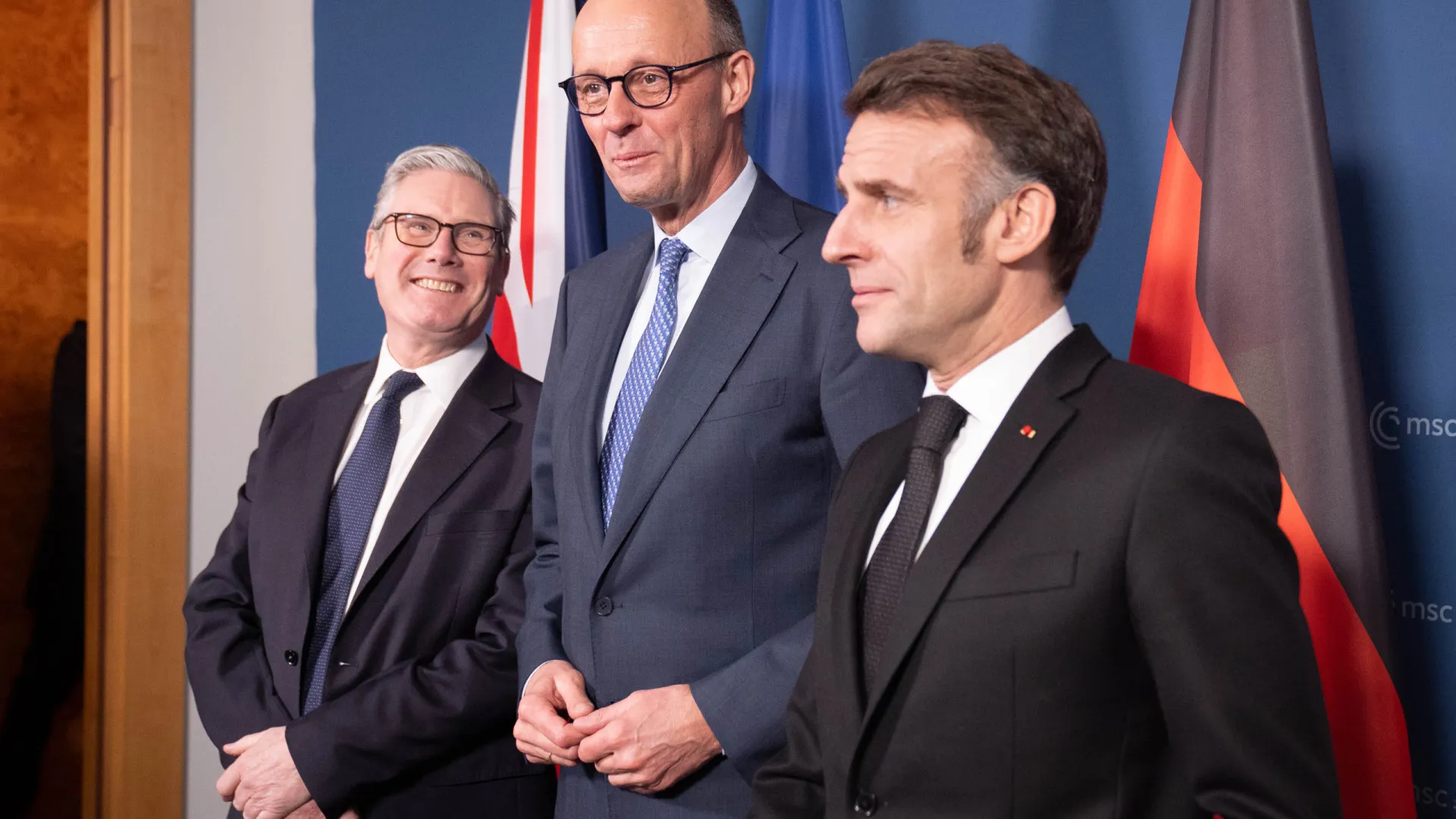 
                    Starmer, Macron e Merz dizem que Europa 