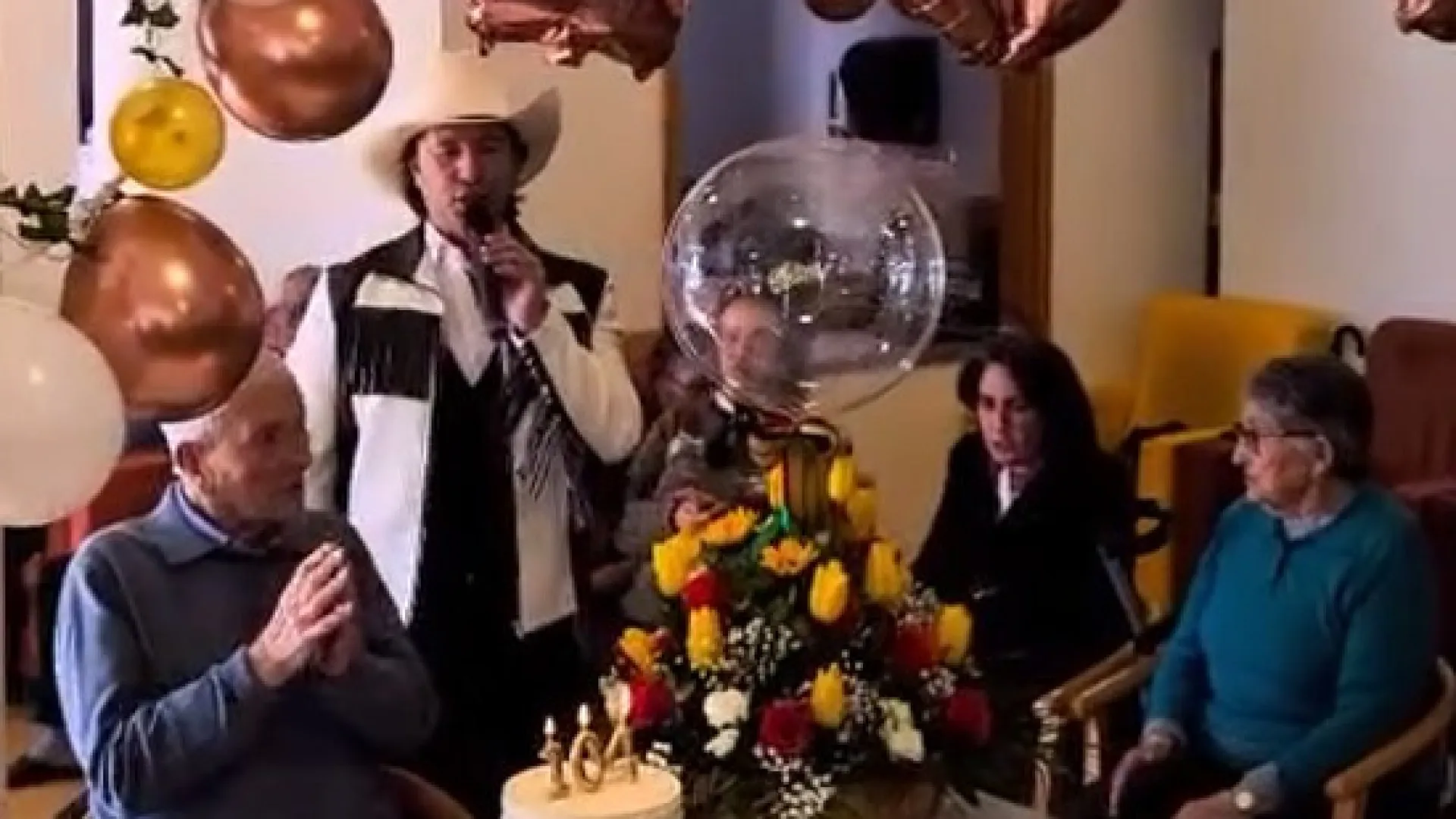 
                    António celebrou 104 anos na sexta-feira 13. Zé Amaro atuou na festa
                