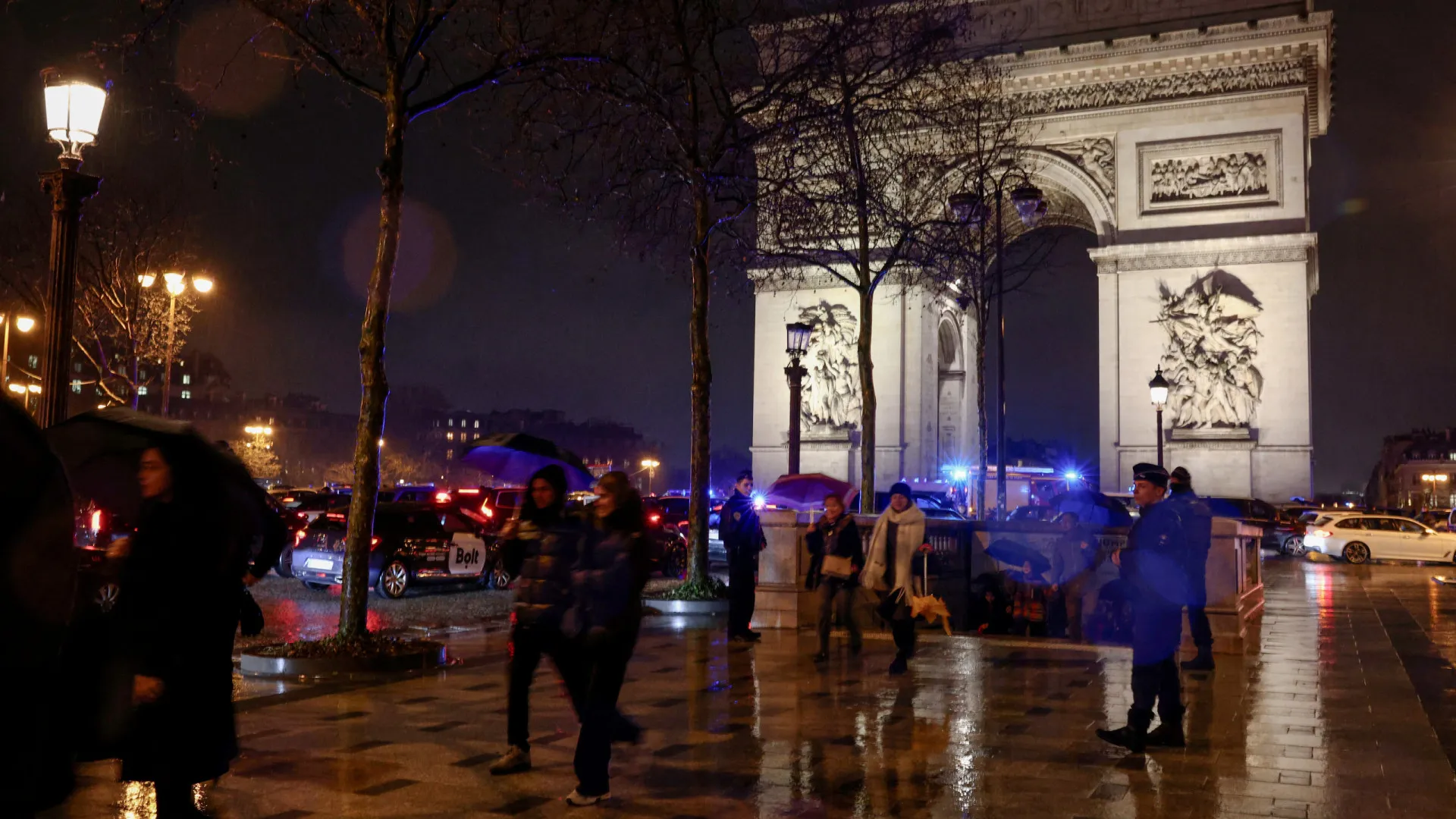 Polícia abate homem que ameaçou realizar ataque no Arco do Triunfo