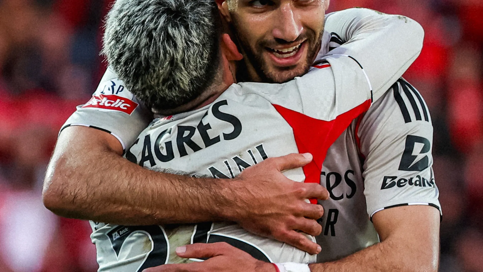 
                    Um 'Deus grego' bastou para salvar um temporal no batatal de São Miguel
                