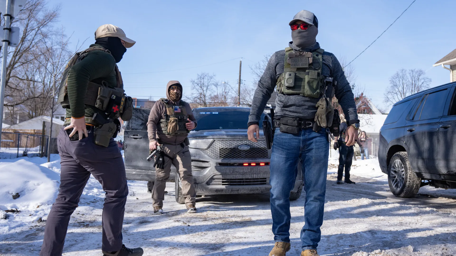 
                    Dois agentes do ICE investigados após tiroteio. 