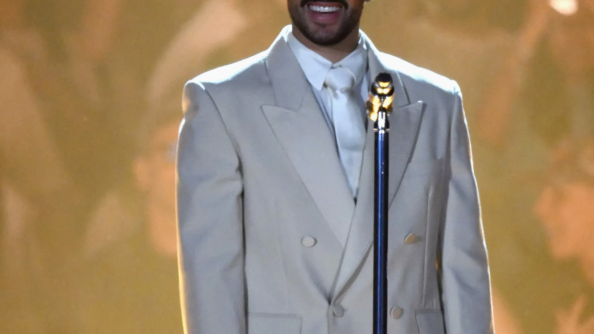 
                    As relações amorosas de Bad Bunny (o cantor do momento)
                