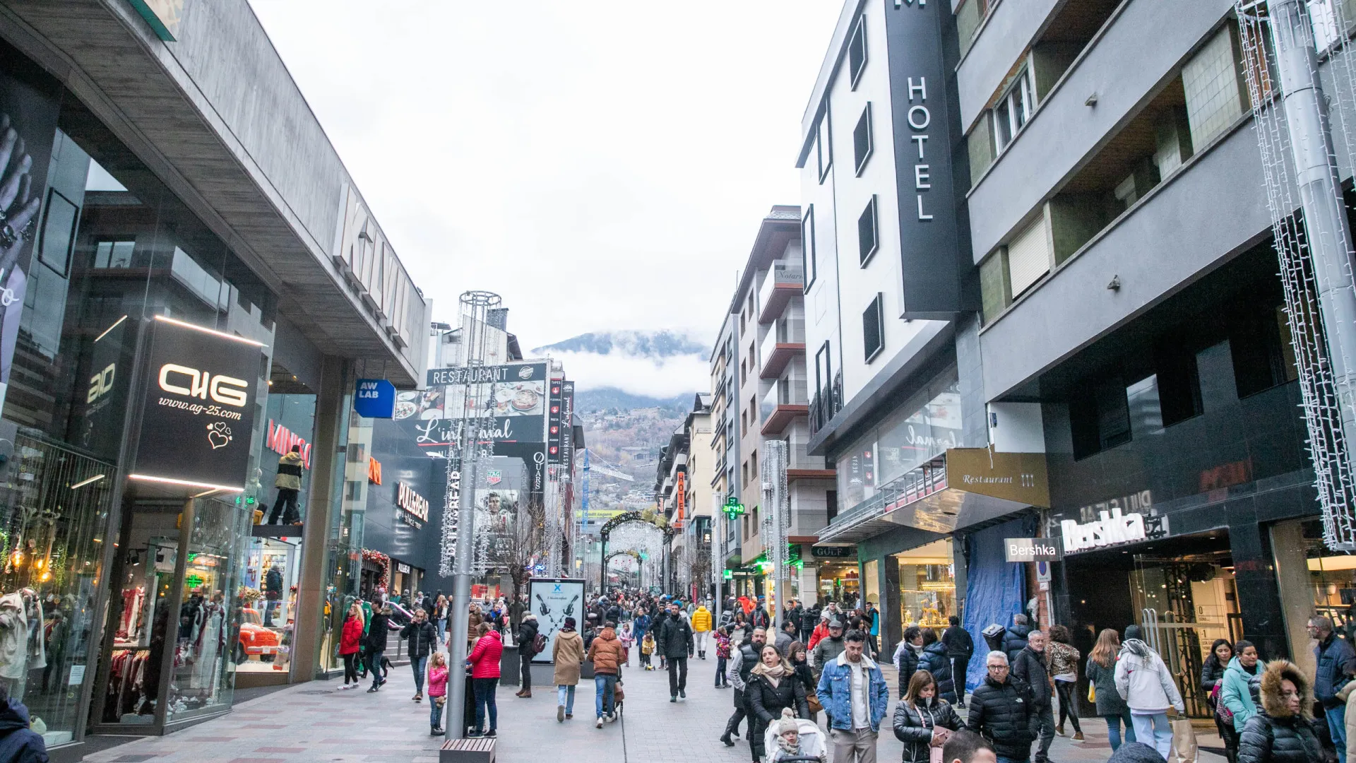 
                    Menos portugueses em Andorra: Fácil ter trabalho, mas difícil pagar casa
                