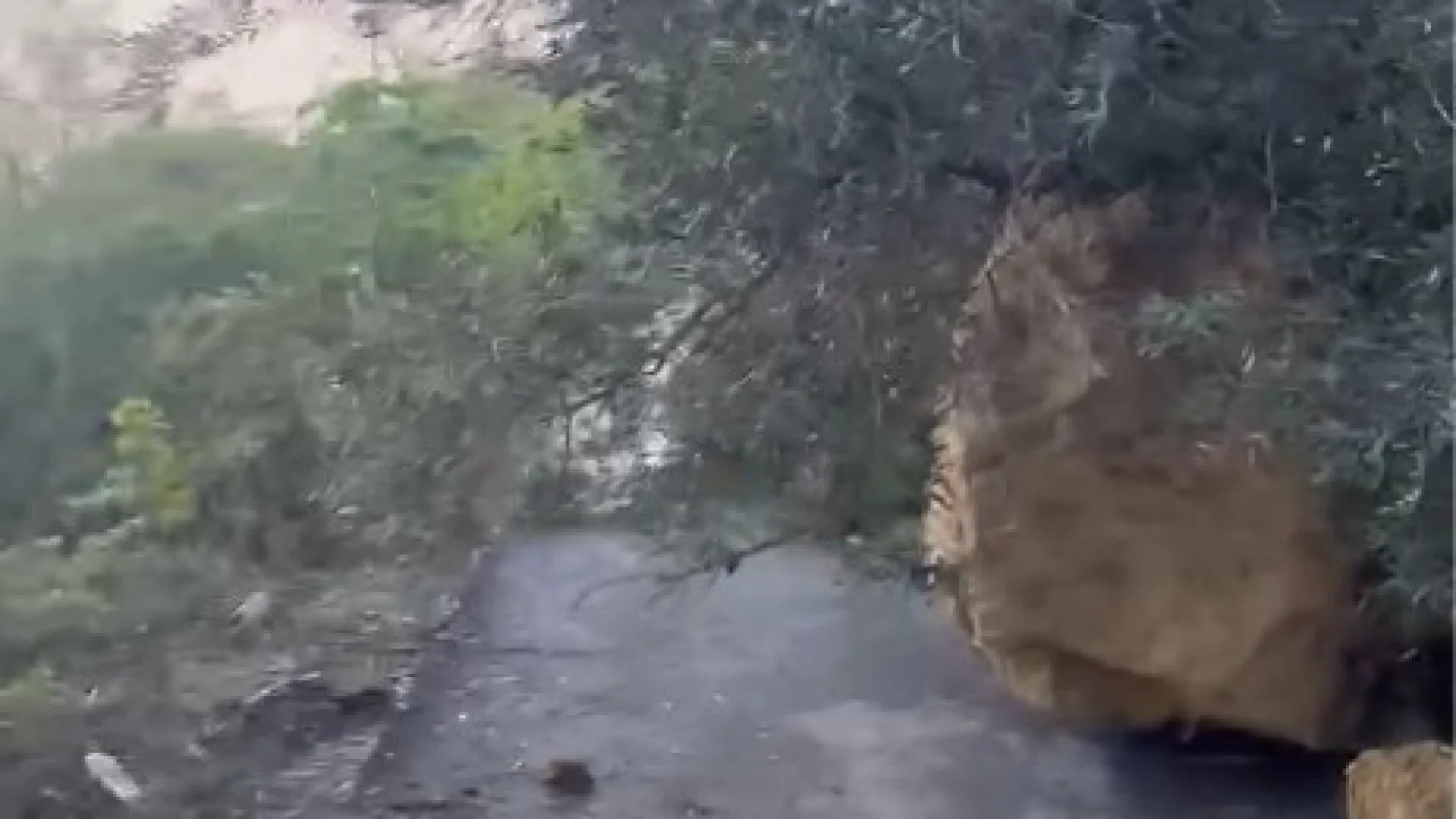 
                    Derrocada numa arriba deixou moradores de bairro em Almada quase isolados
                