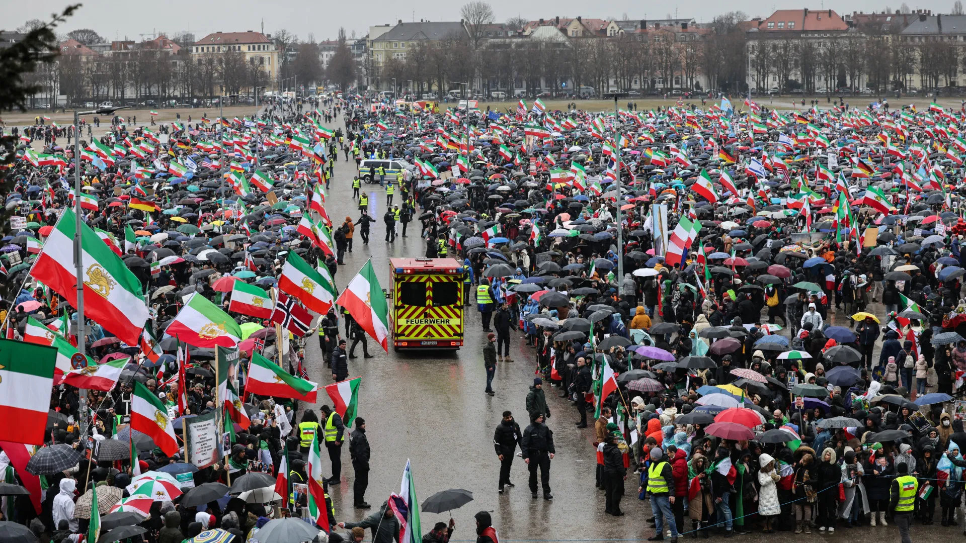 
                    Cerca de 200 mil manifestam-se em Munique contra as autoridades iranianas
                