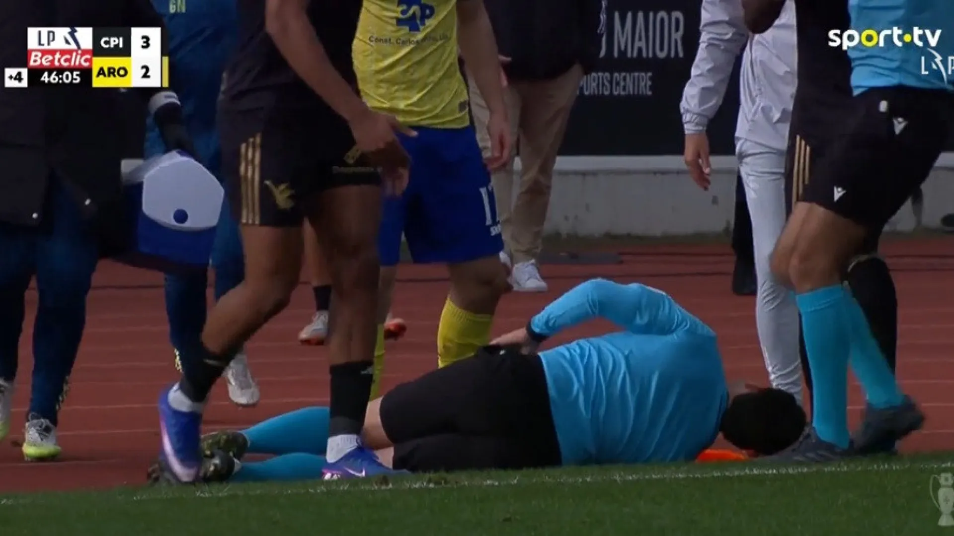 
                    'Ui, ui'. Árbitro é 'varrido' por jogador por Arouca e acaba assistido
                