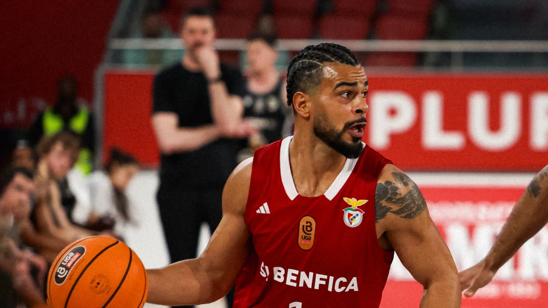 
                    Benfica atropela Vitória SC, Sporting sofre e FC Porto mete a terceira
                