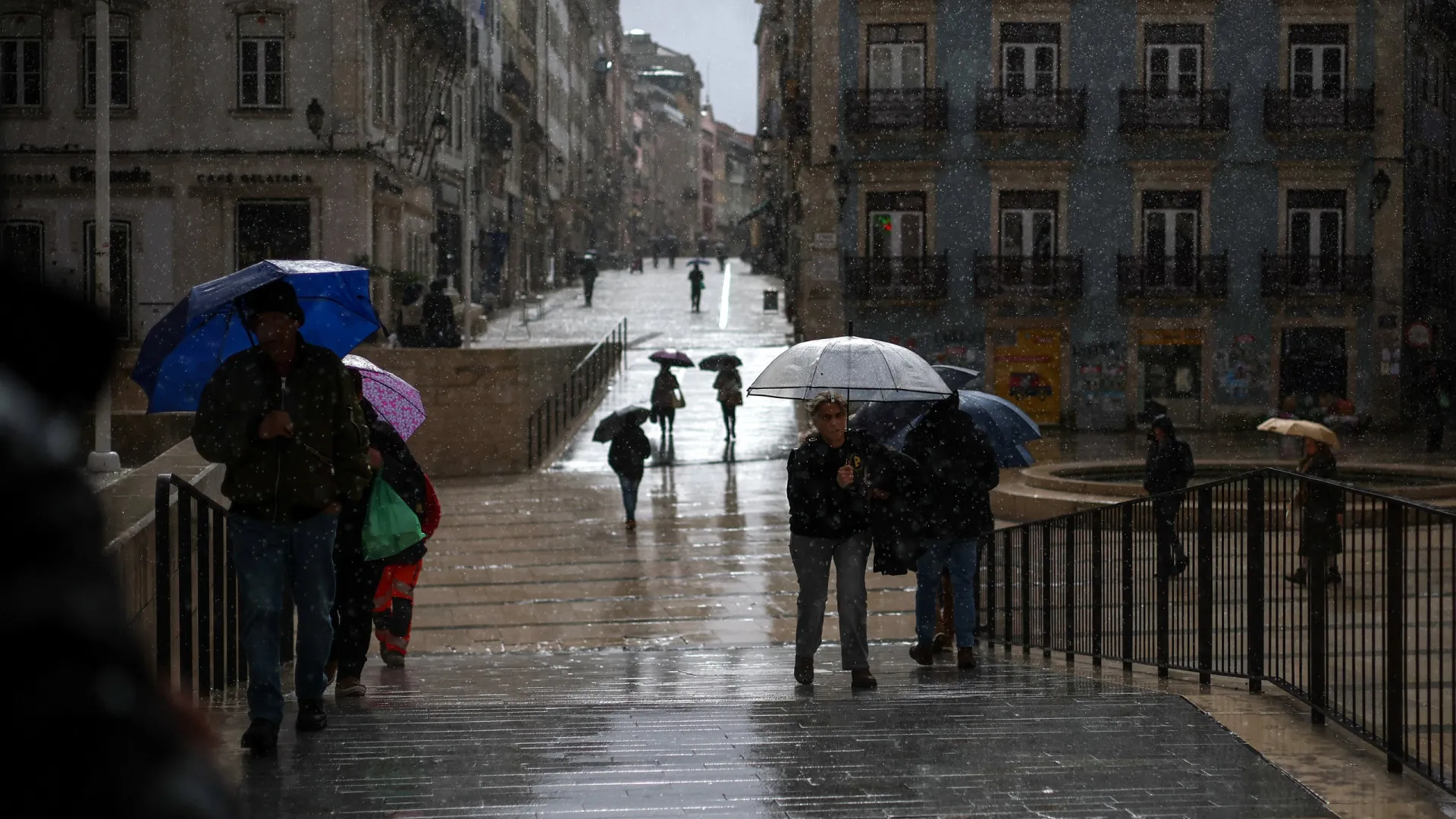 
                    Chuva continua até quinta-feira sobretudo no Norte e Centro
                
