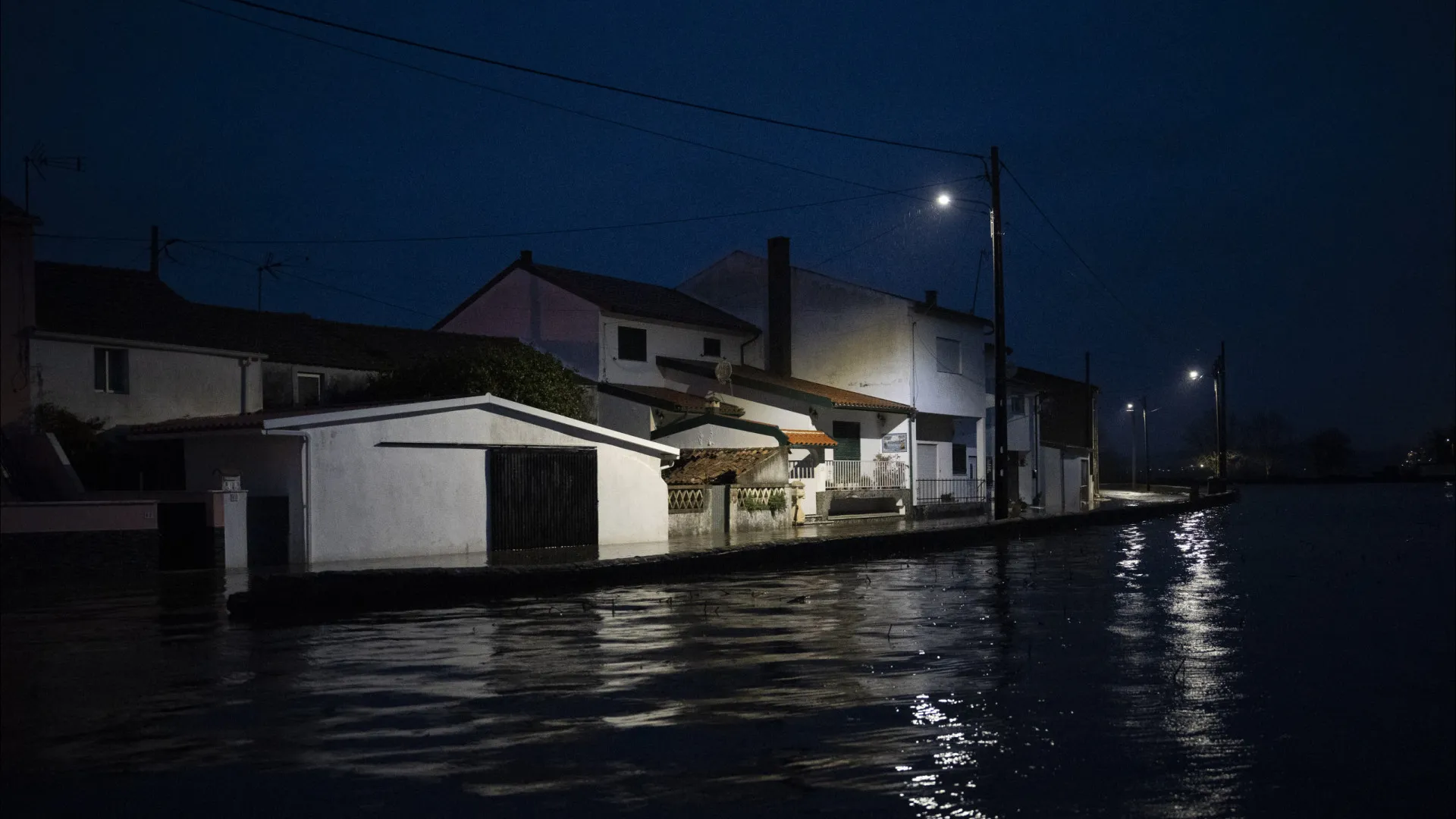 
                    AO MINUTO: Há 26 mil sem luz; Mais de 100 mil sinistros participados
                