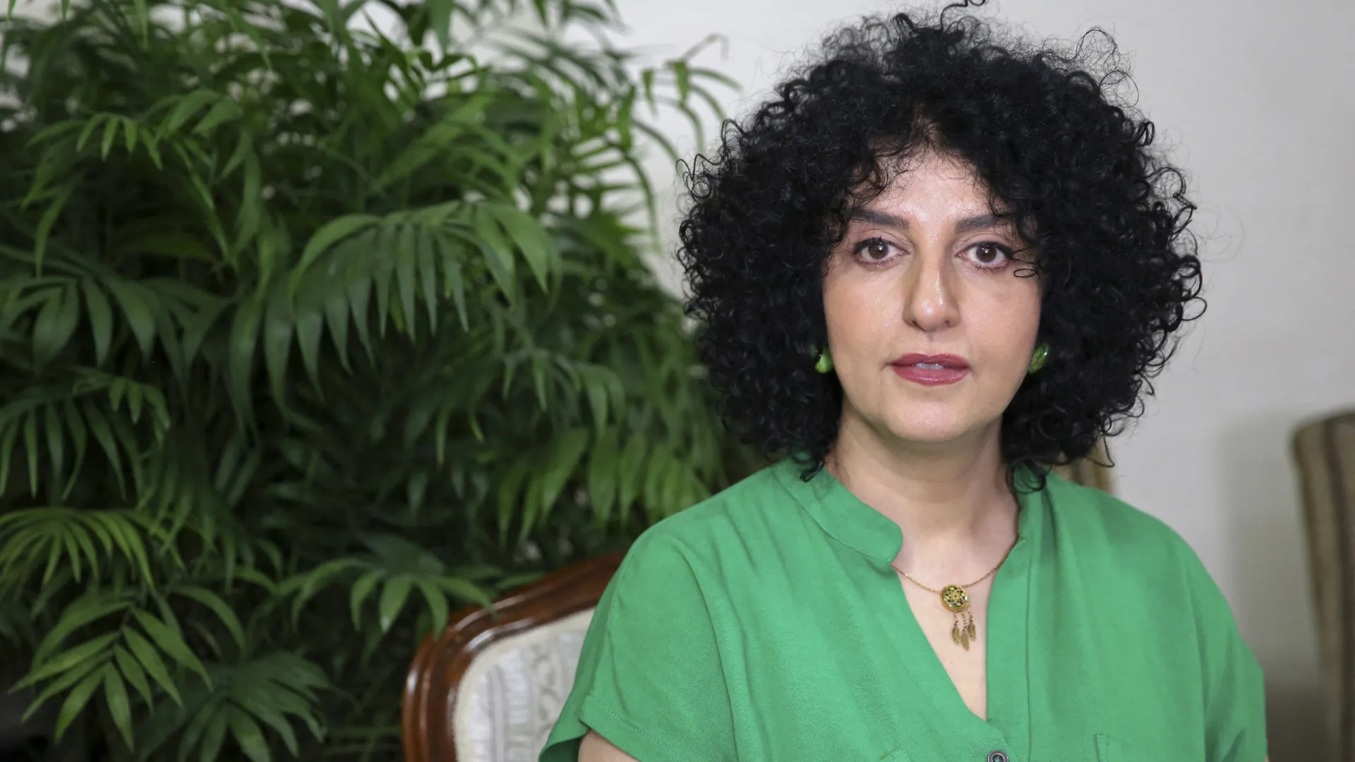 
                    Nobel da Paz iraniana foi vítima de agressões e transferida de prisão
                