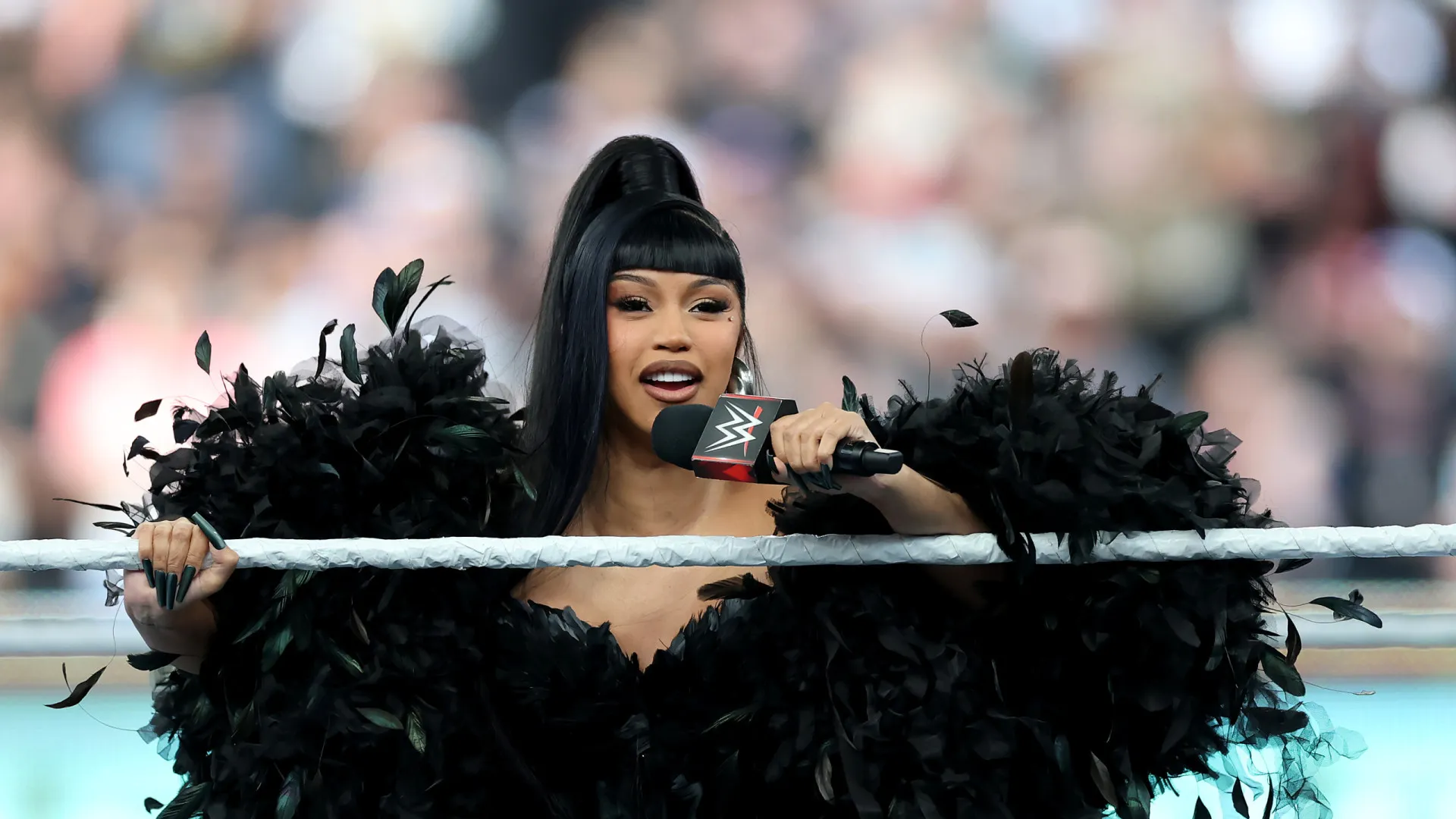 
                    Cardi B cai durante concerto em Las Vegas (e há vídeo)
                