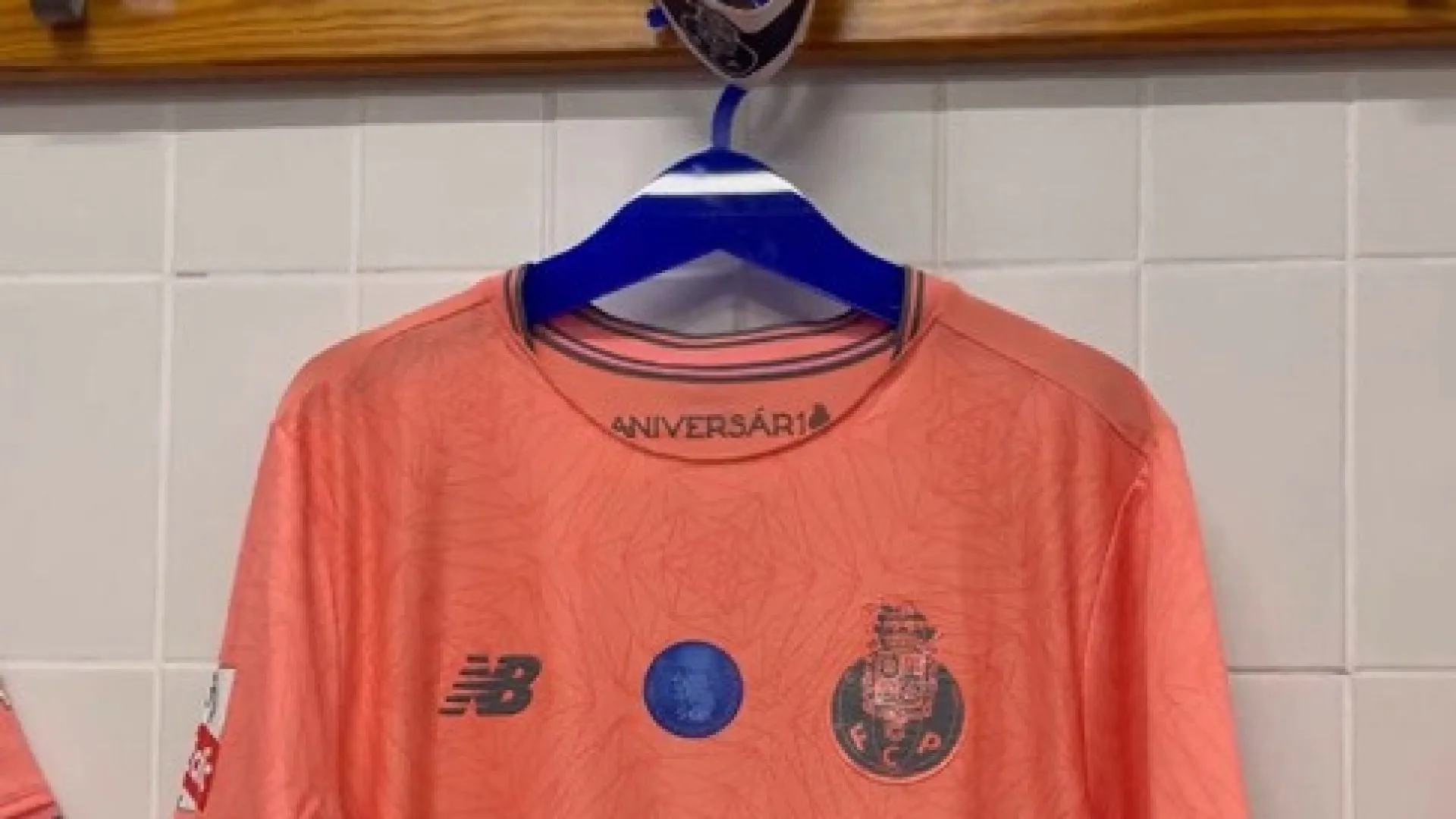 
                    Pinto da Costa na camisola do FC Porto frente ao Nacional. Eis o pormenor
                