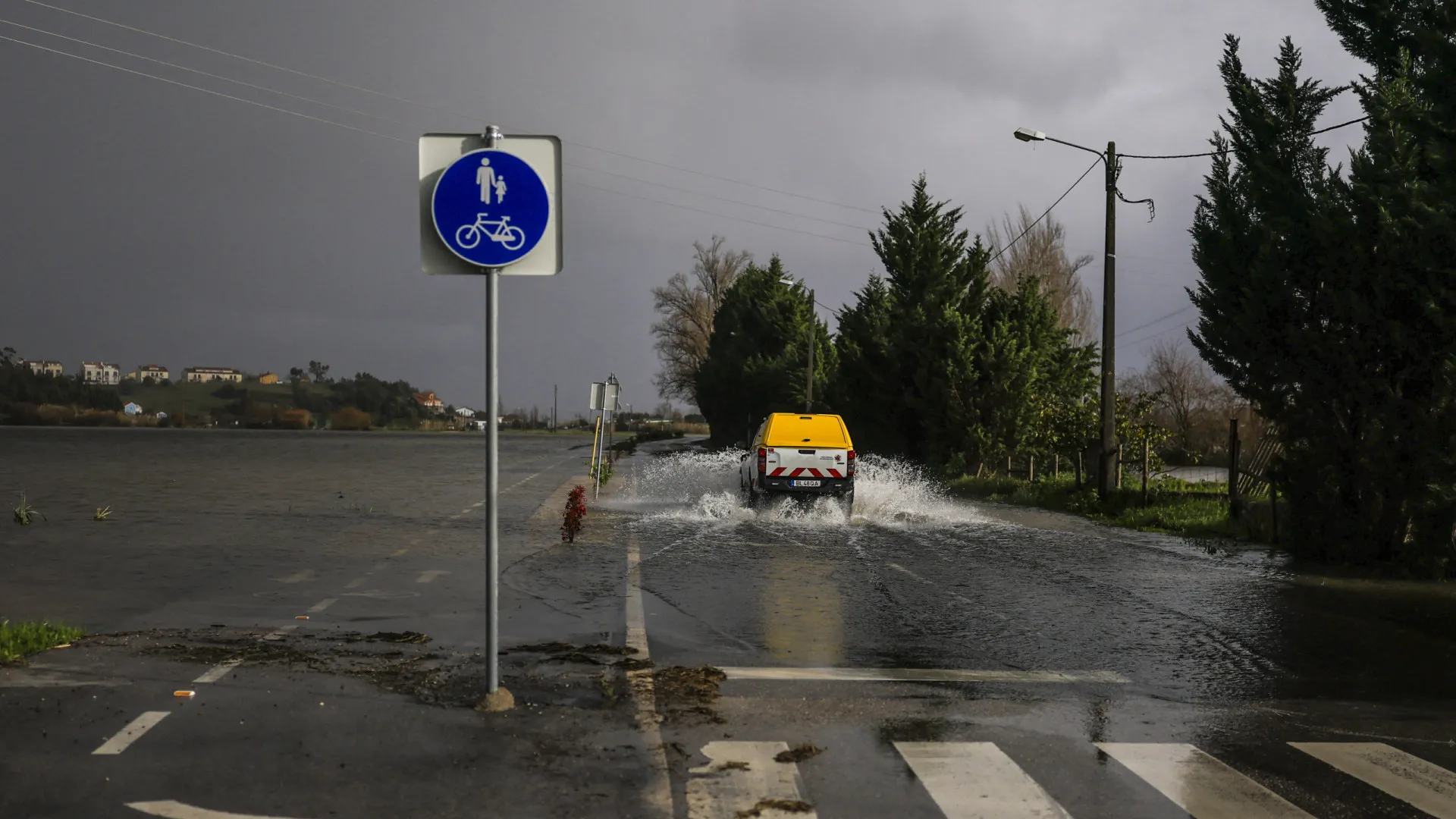 
                    Mau Tempo: Azambuja estima prejuízos de pelo menos 6 milhões de euros
                