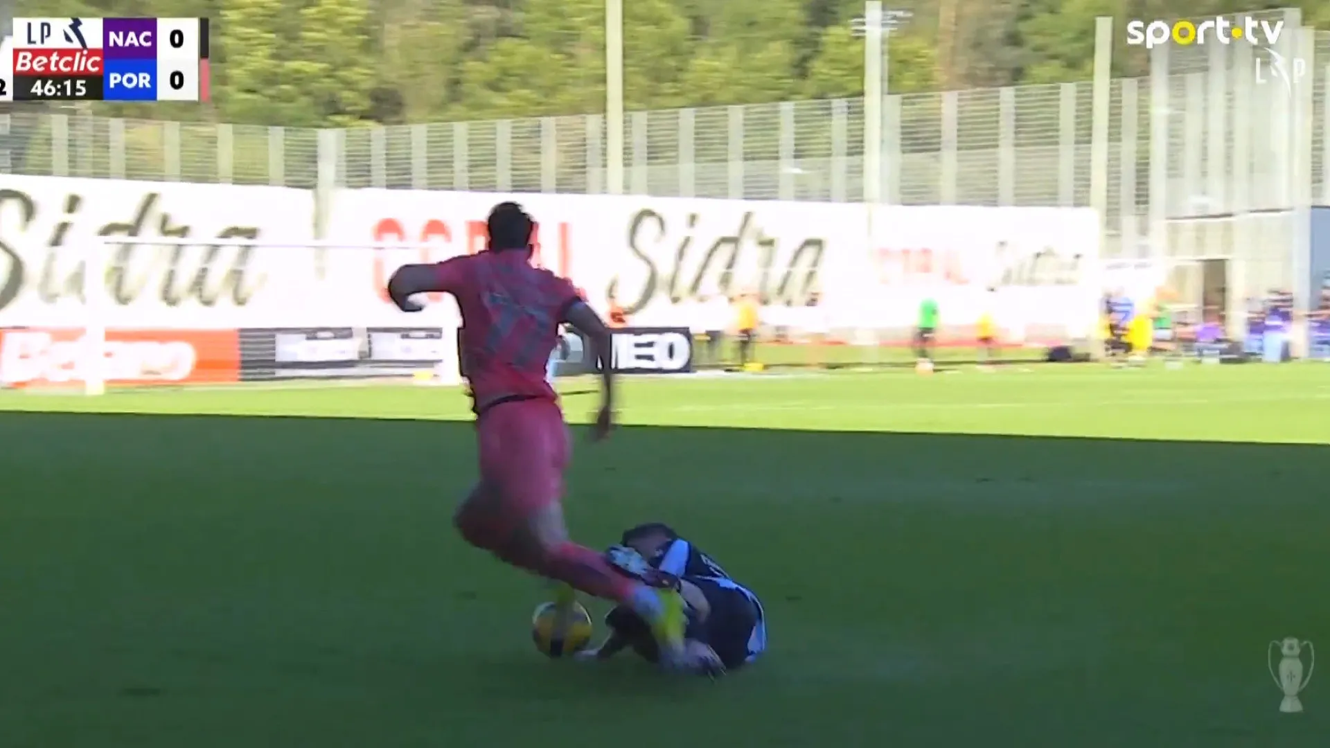 
                    FC Porto pediu expulsão na Choupana por entrada dura sobre Pietuszewski 
                