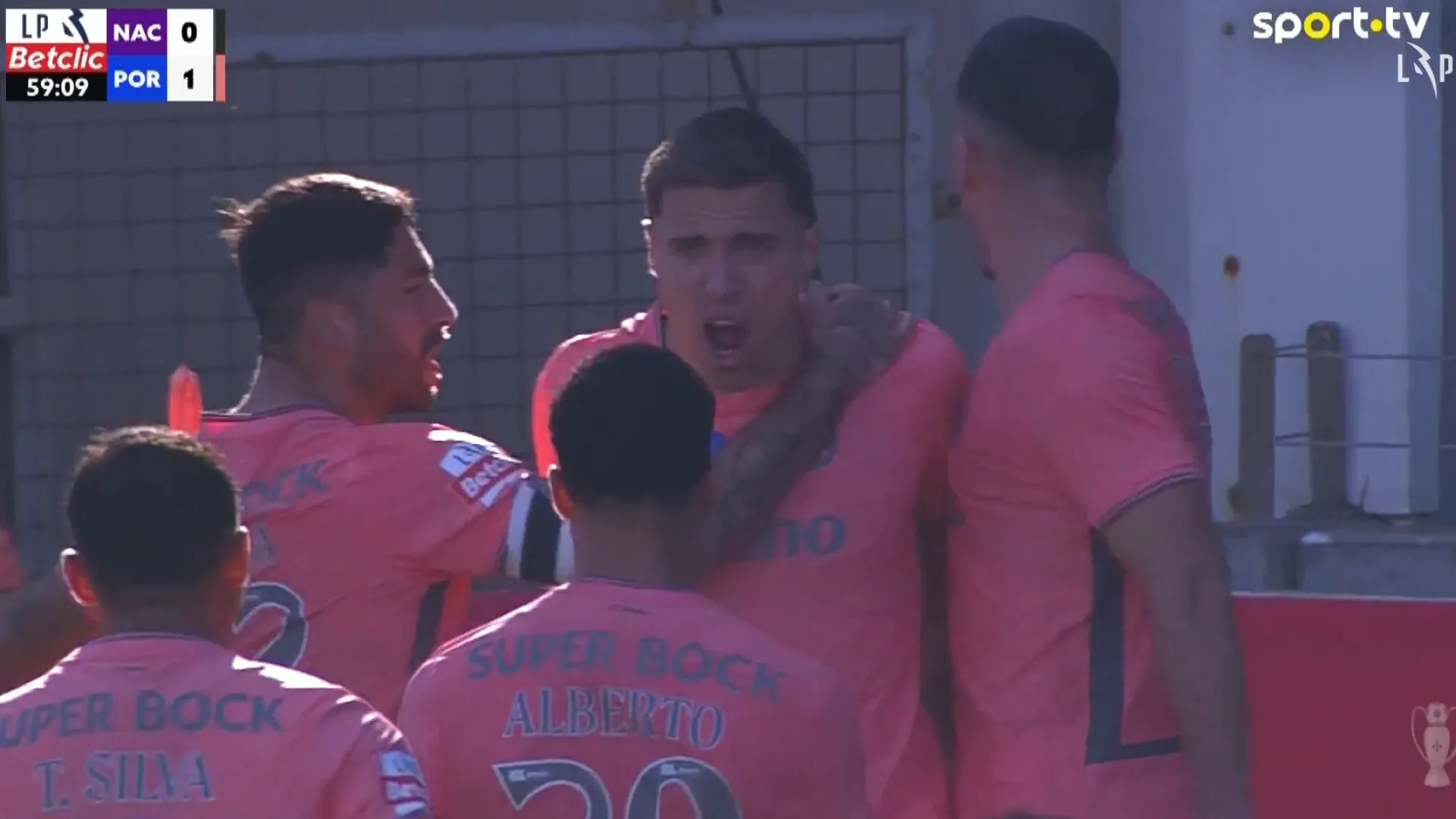 
                    O golo de Bednarek que ofereceu vitória ao FC Porto na Choupana
                