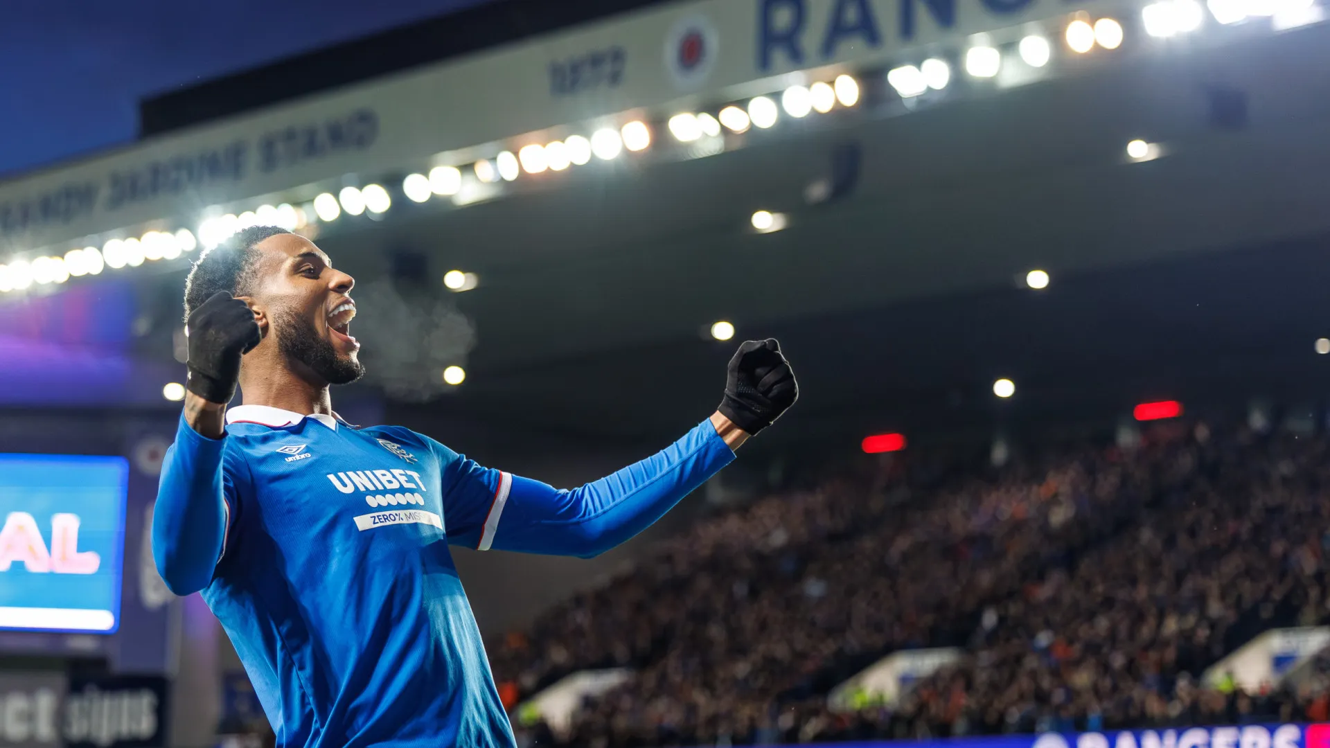 
                    Chermiti brilha com hattrick e oferece vitória ao Rangers
                