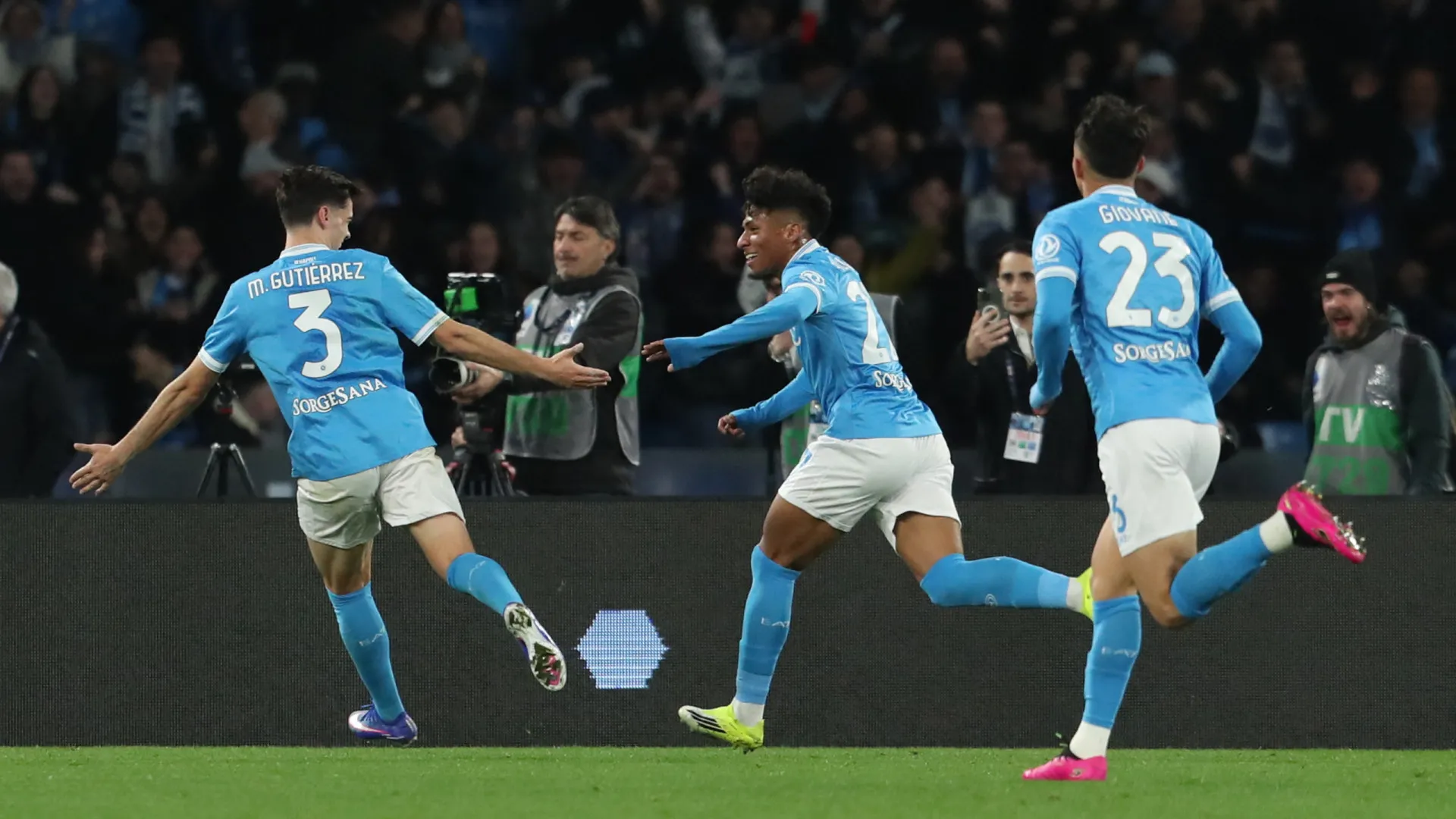 
                    Alisson estreia-se com golo e salva empate ao Napoli contra Roma
                