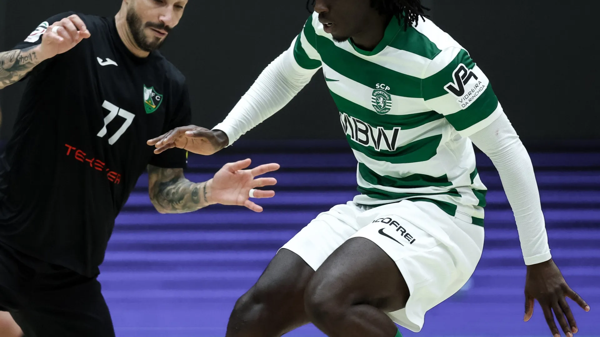 
                    Zicky Té regressa e aponta o dedo a 