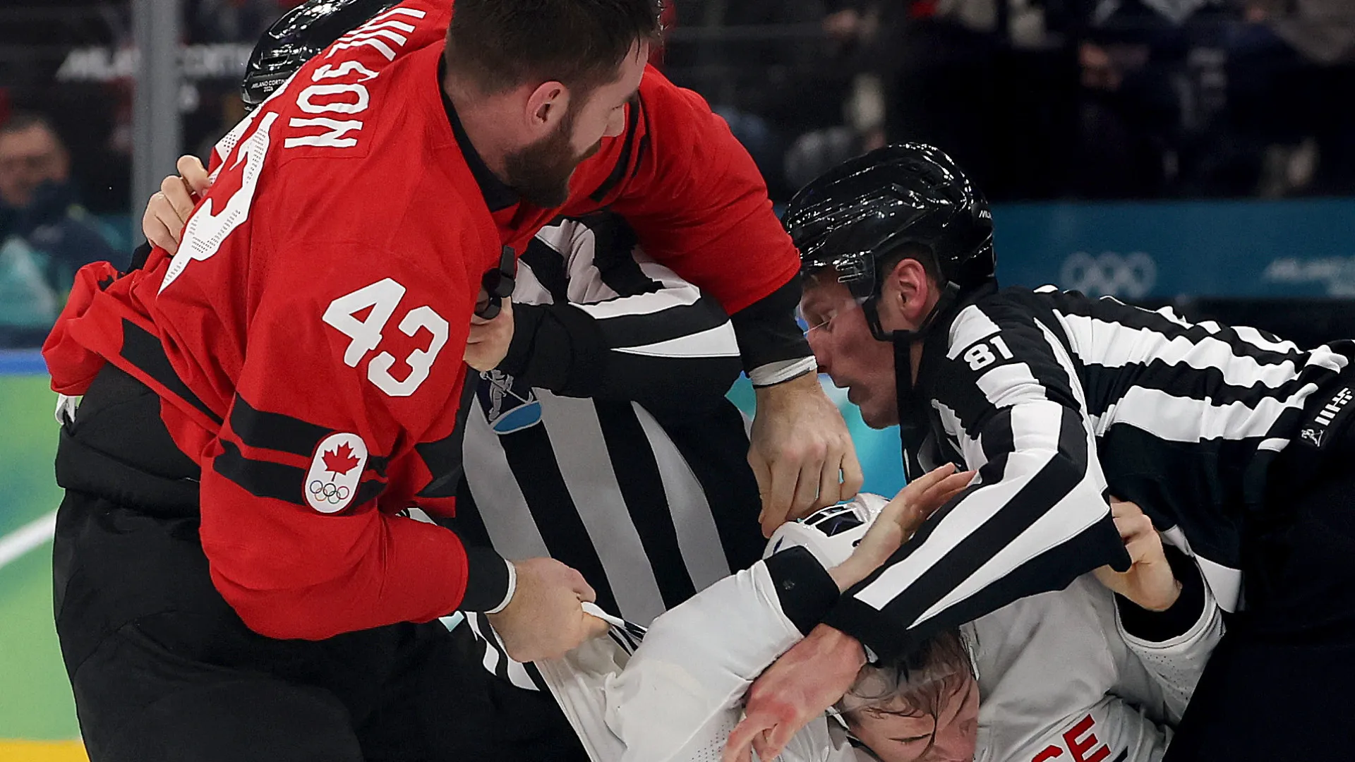 
                    Cena de pugilato mancha Jogos Olímpicos de Inverno. Até o árbitro tombou
                