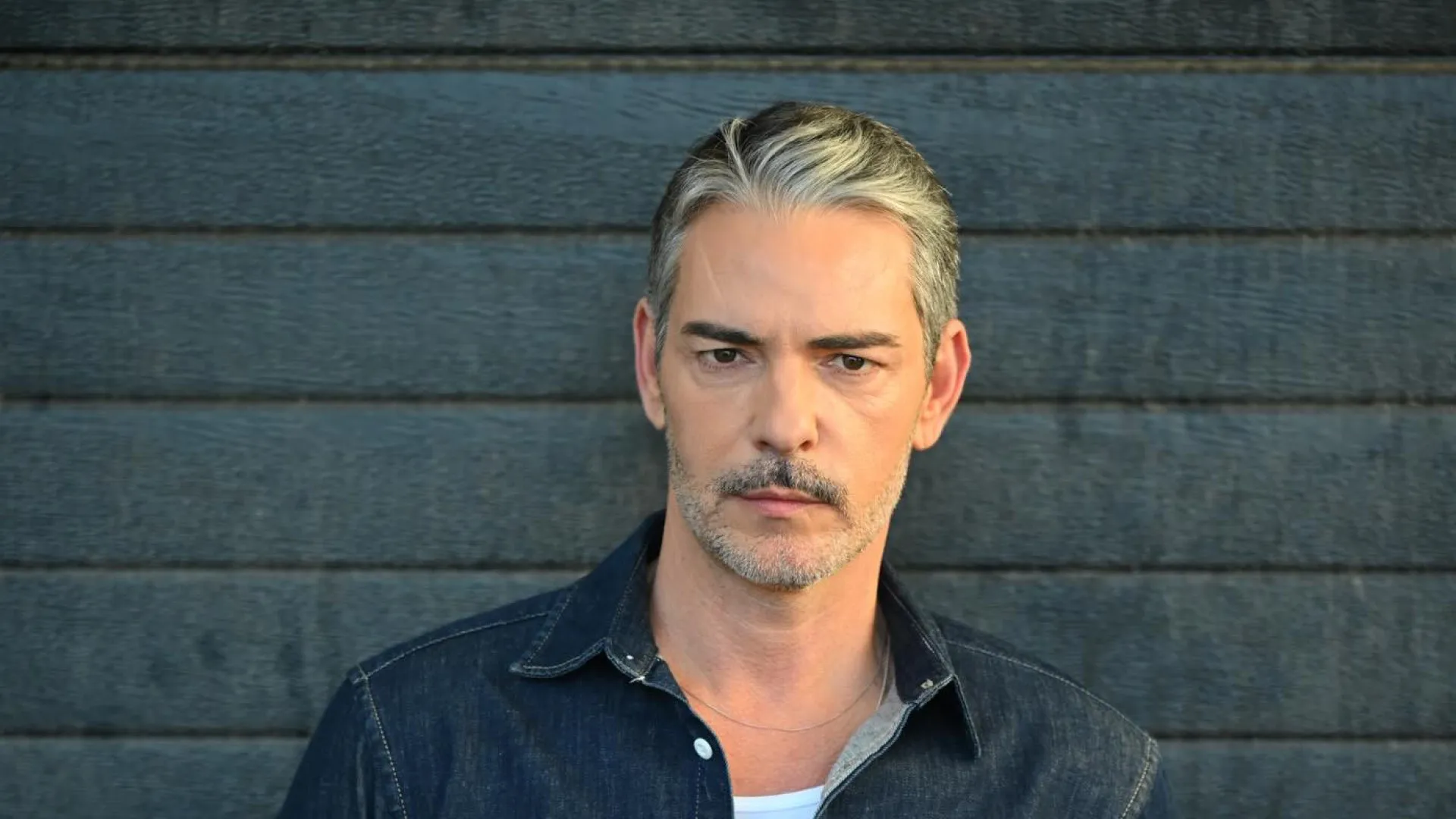 
                    Todo nu? Aos 53 anos, Cláudio Ramos surge em fotografia ousada
                