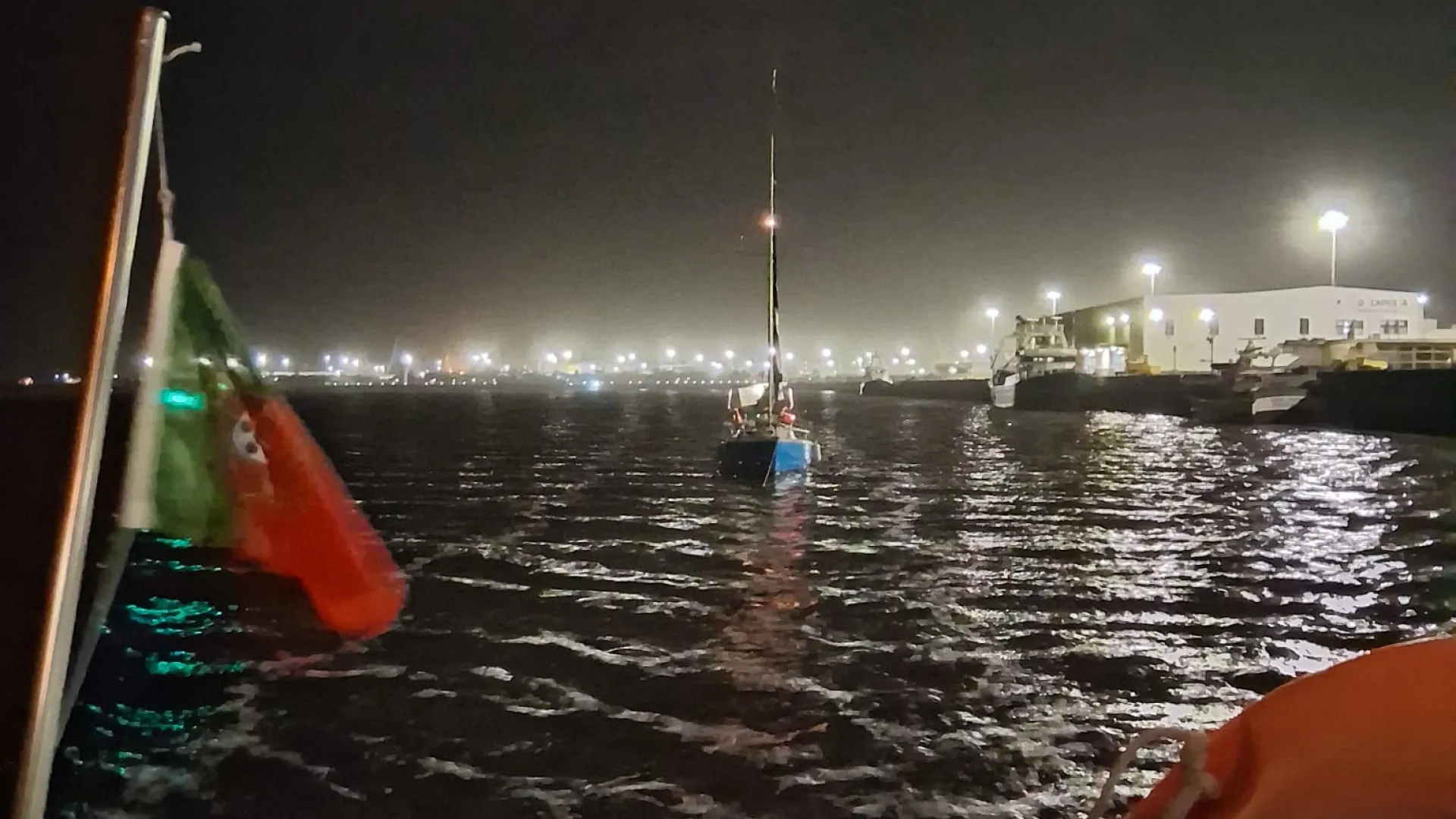 
                    Estação Salva-Vidas auxilia tripulante de veleiro à deriva em São Jacinto
                