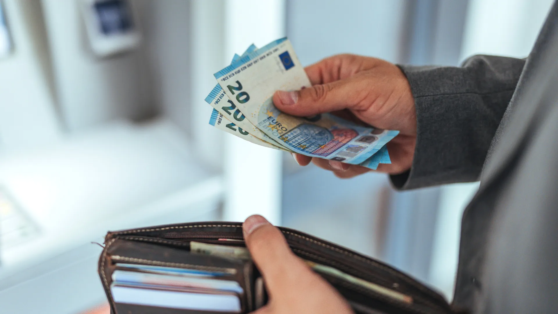 
                    Valor aumenta 5,33 euros este ano: Afinal, quem tem direito ao RSI?
                